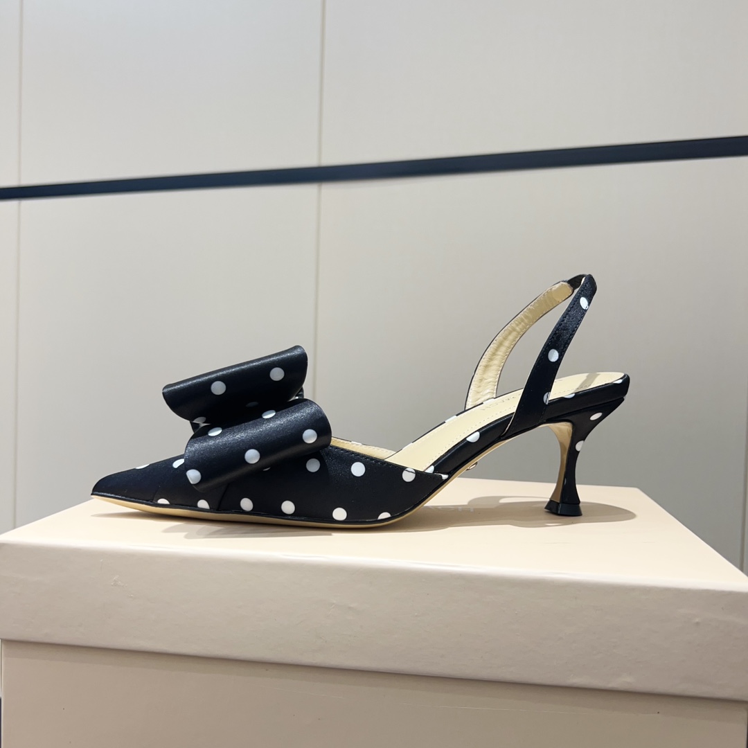 Mach and Mach Butterfly Shoe Series: Elegant Pearl Butterfly Design in Cream Silk - 图片 5