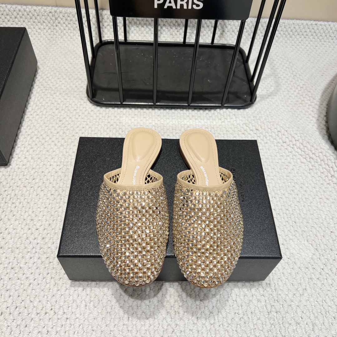 NO:390711,: 'Exclusive Top Version' A*lexander~ Wang Yalisander ·Wang vs. The latest hit single shoe series in autumn and winter... [Mesh ironing single shoe] Knight boots counter synchronize, market exclusive original single packaging, original single veneer bag!  This autumn and winter must have a pair of king shoes... Upper: Original custom mesh hot diamonds Inner: Original custom mesh foot pad: Original custom sheepskin Outsole: Original genuine leather combination sole Heel height: 1.0cm Size: 35-39 (34.40.41.42.43 Customized without return) Packaging: Original full package Color: Synchronous update of the official website, semi-drag, alexander wang, boots, sheepskin19860909:《独家顶级版本》 A*lexander~ Wang亚力山大 ·王vs秋冬最新爆款单鞋系列……【网面烫钻单鞋】 骑士靴专柜同步,市场独家原单包装,原单贴皮布袋！这个秋冬季必须拥有一双大王鞋子…… 鞋面:原版订制网料烫钻 内里:原版定制网料 垫脚:原版定制羊皮 大底:原版真皮组合底 跟高:1.0cm 码数:35-39（34.40.41.42.43定制不退换） 包装:原版全套包装 颜色:官网同步更新,半拖,alexander wang,boots,sheepskin,Women's Shoes