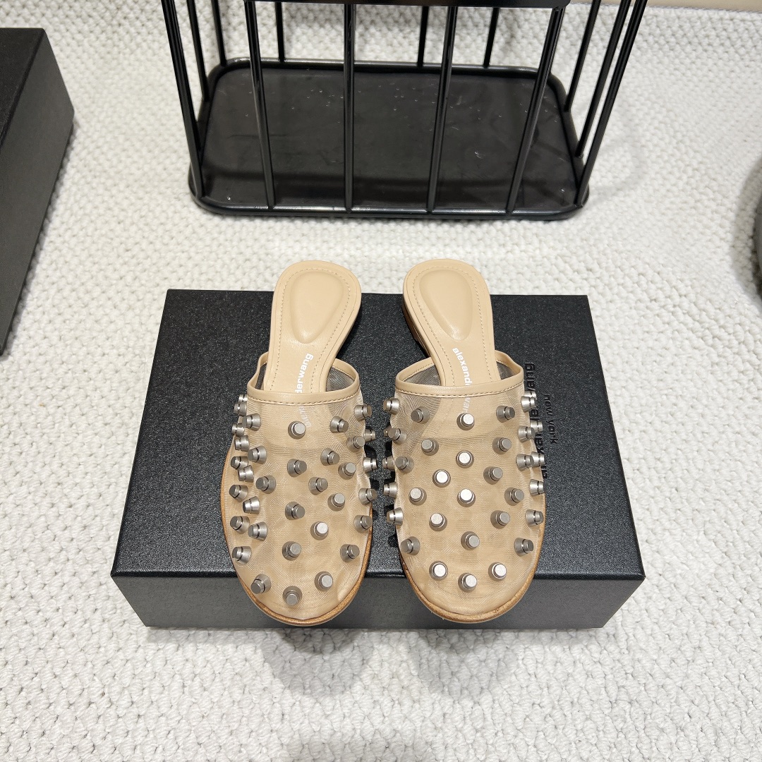 NO:390719,: 'Exclusive Top Version' A*lexander~ Wang Yalisander ·Wang vs. The latest hit single shoe series in autumn and winter... [Mesh Willow Nail Single Shoes] Knight boot counter synchronizes, market exclusive original single packaging, original single veneer bag!  This autumn and winter must have a pair of king shoes... Upper: original custom mesh material willow nails Inner: original custom mesh material footbed: original custom sheepskin Outsole: original genuine leather combination sole Heel height: 1.0cm Size: 35-39 (34.40.41.42.43 customization without return) Packaging: original full set of packaging Color: simultaneous update of official website, semi-drag, alexander wang, boots, sheepskin19860909:《独家顶级版本》 A*lexander~ Wang亚力山大 ·王vs秋冬最新爆款单鞋系列……【网面柳钉单鞋】 骑士靴专柜同步,市场独家原单包装,原单贴皮布袋！这个秋冬季必须拥有一双大王鞋子…… 鞋面:原版订制网料柳钉 内里:原版定制网料 垫脚:原版定制羊皮 大底:原版真皮组合底 跟高:1.0cm 码数:35-39（34.40.41.42.43定制不退换） 包装:原版全套包装 颜色:官网同步更新,半拖,alexander wang,boots,sheepskin,Women's Shoes