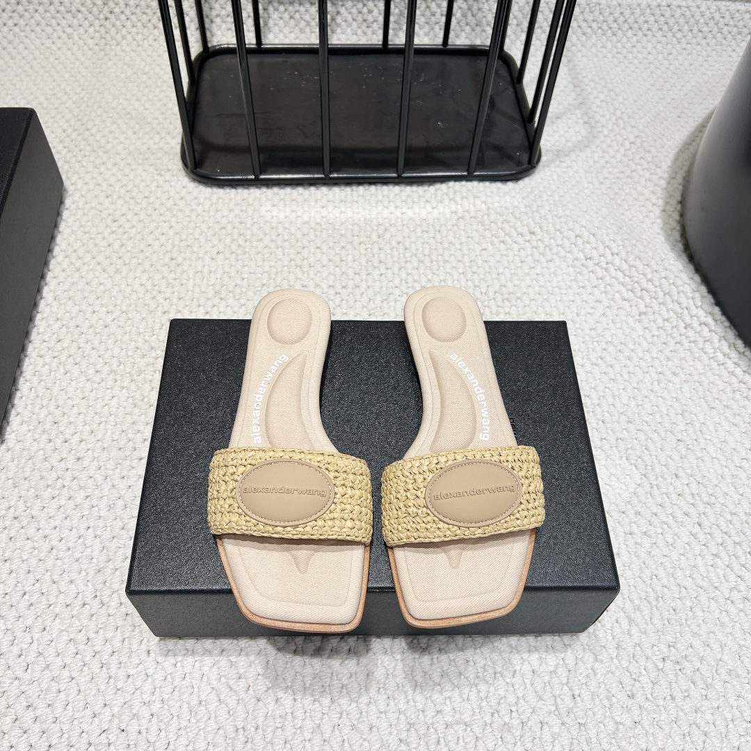 NO:390702,: 'Exclusive Top Version' A*lexander~ Wang Yalisander ·Wang 2025vs latest hit sandals series... [Square-headed sandals] The insole with concave and convex feel and massage is paired with glue-injected logo. The best match is the most fashionable square head + high elastic injection molding material queen!  The comfort is so good, the beauty is really beautiful, the position just can reveal the seams of the feet, it is really sexy~ the letter logo design is very special!  , The original leather is easy to control!  Upper: Original custom fabric Inner: Original custom sheepskin Finger pad: Original custom fabric Outsole: Original genuine leather combination outsole Heel height: 1.0cm Size: 35-39 (34.40.41.42.43 Customized without return) Packaging: Original full package Color: Synchronous update of official website, slippers, slippers, sheepskin19860909:《独家顶级版本》 A*lexander~ Wang亚力山大 ·王2025vs最新爆款凉拖系列……【方头凉拖】 凹凸感带按摩的鞋垫配上注胶 Logo 搭配最潮方头+高弹注塑材质女王的绝佳搭配！舒服感爆棚,美是真的美,位置刚好可以露脚缝, 真的很sexy～字母logo设计很特别！,原厂皮料很好驾驭！ 鞋面:原版订制布料 内里:原版定制羊皮 垫脚:原版定制布料 大底:原版真皮组合大底 跟高:1.0cm 码数:35-39（34.40.41.42.43定制不退换） 包装:原版全套包装 颜色:官网同步更新,拖鞋,slippers,sheepskin,Women's Shoes