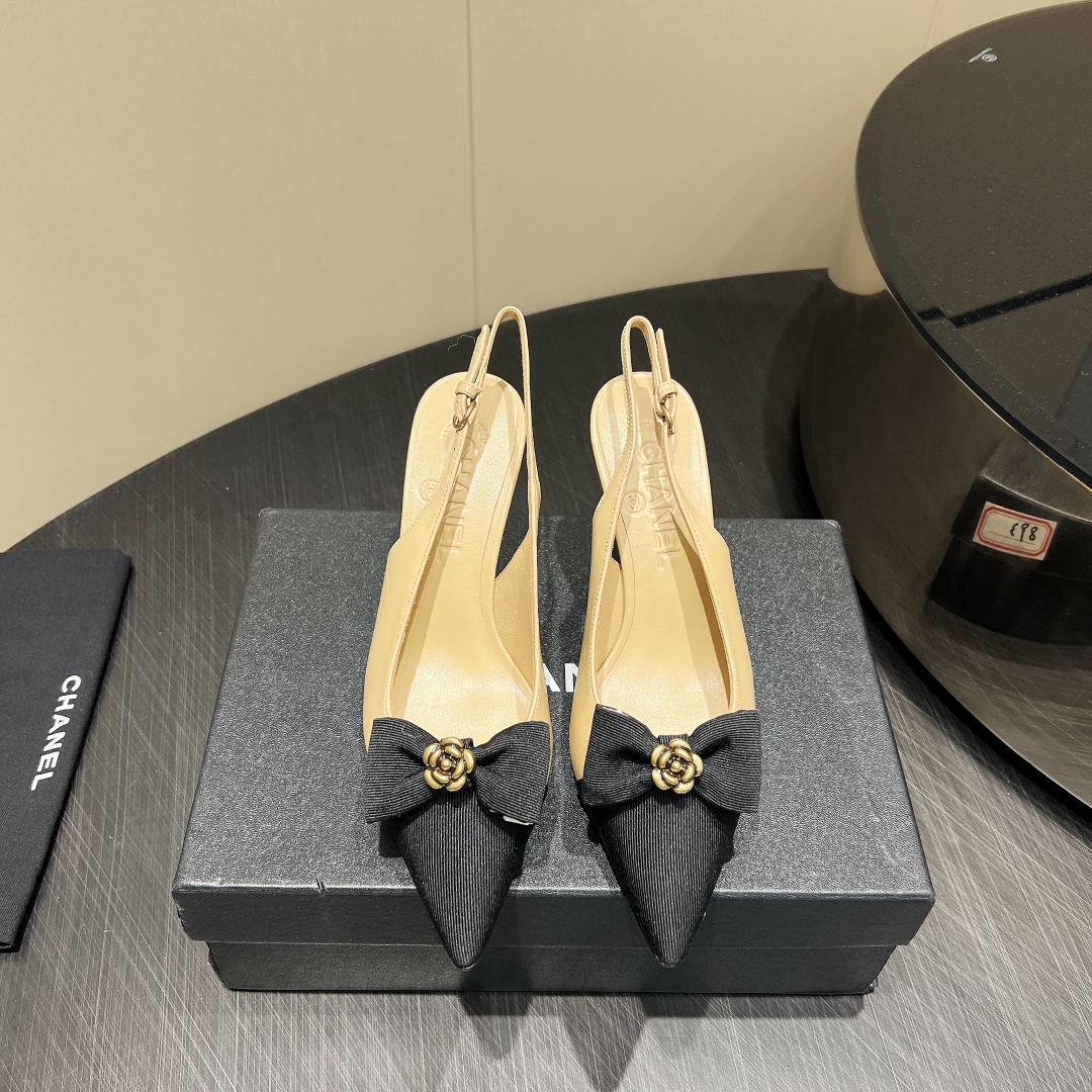 NO:390717,: 'Exclusive Top Version' CHANE*L Xiaoxiang 2025vs counter latest fashion single shoe series... [Pointed toe high heel single shoe] Chanel women loves simple and irresistible series. The matching shows a unique style of dressing, free mixing and matching, shining in place, and the fashion pace of Grandma Tsubasa!  !  !  The top-level craftsmanship is perfectly presented, and the counter can be compared regardless of any detail. The best top-level goods can enter and exit the counter at will!  !  Fabric: Custom imported cowhide Inner: Custom imported sheepskin Fleece: Custom imported sheepskin Outsole: Italian imported genuine leather outsole Heel height: 8.5cm Size: 35-39 (40.41 customized without return) Packaging: Original full set of packaging Color: Synchronous update of the official website, high heels sandals, chanel, chanel, sandals, high heels, cowhide, sheepskin, Leather soles19860909:《独家顶级版本》 CHANE*L小香2025vs专柜最新时装单鞋系列……【尖头高跟单鞋】 香奈儿女士钟爱简约又难以抗拒系 搭配展现与众不同的穿搭风格、自由混搭闪耀到位跟紧香奶奶时尚步伐！！！ 顶级工艺质感完美呈现,无论任何细节均可对比专柜,最好级别的顶级货,随意进出专柜！！ 面料:定制进口牛皮 内里:定制进口羊皮 垫脚:定制进口羊皮 大底:意大利进口真皮大底 跟高:8.5cm 码数:35-39（40.41定制不退换） 包装:原版全套包装 颜色:官网同步更新,高跟鞋凉鞋,chanel,chanel,sandals,high heels,cowhide,sheepskin,Leather soles,Women's Shoes