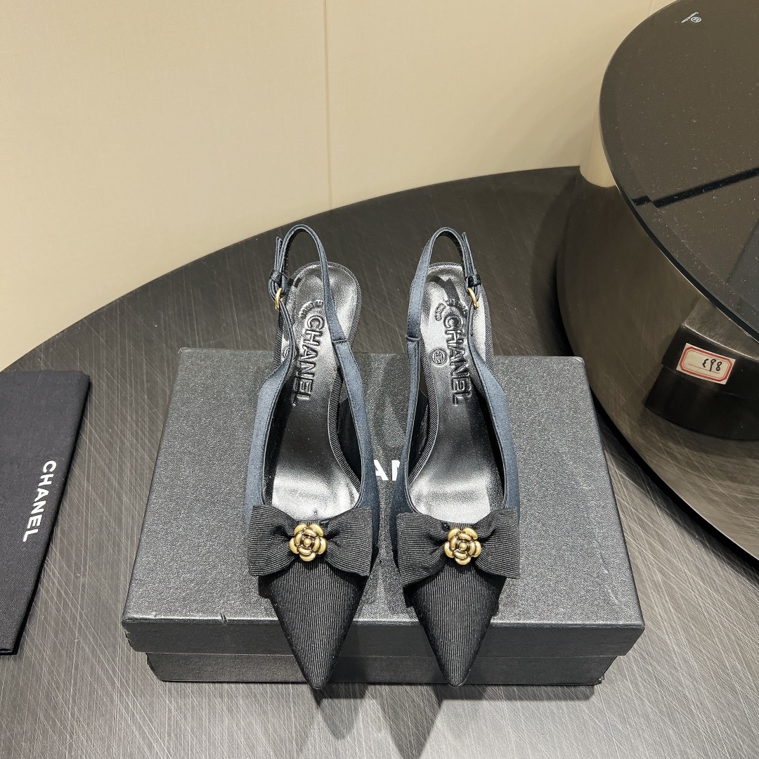 NO:390725,: 'Exclusive Top Version' CHANE*L Xiaoxiang 2025vs counter latest fashion single shoe series... [Pointed toe high heel single shoe] Chanel women loves simple and irresistible series. The matching shows a unique style of dressing, free mixing and matching, shining in place, and the fashion pace of Grandma Tsubasa!  !  !  The top-level craftsmanship is perfectly presented, and the counter can be compared regardless of any detail. The best top-level goods can enter and exit the counter at will!  !  Fabric: Custom imported silk Inner: Custom imported sheepskin Fleece: Custom imported sheepskin Outsole: Italian imported genuine leather outsole Heel height: 8.5cm Size: 35-39 (40.41 custom made without return) Packaging: Original full set of packaging Color: Synchronous update of the official website, high heels sandals, chanel, chanel, sandals, high heels, sheepskin, real silk, Leather soles19860909:《独家顶级版本》 CHANE*L小香2025vs专柜最新时装单鞋系列……【尖头高跟单鞋】 香奈儿女士钟爱简约又难以抗拒系 搭配展现与众不同的穿搭风格、自由混搭闪耀到位跟紧香奶奶时尚步伐！！！ 顶级工艺质感完美呈现,无论任何细节均可对比专柜,最好级别的顶级货,随意进出专柜！！ 面料:定制进口真丝 内里:定制进口羊皮 垫脚:定制进口羊皮 大底:意大利进口真皮大底 跟高:8.5cm 码数:35-39（40.41定制不退换） 包装:原版全套包装 颜色:官网同步更新,高跟鞋凉鞋,chanel,chanel,sandals,high heels,sheepskin,real silk,Leather soles,Women's Shoes