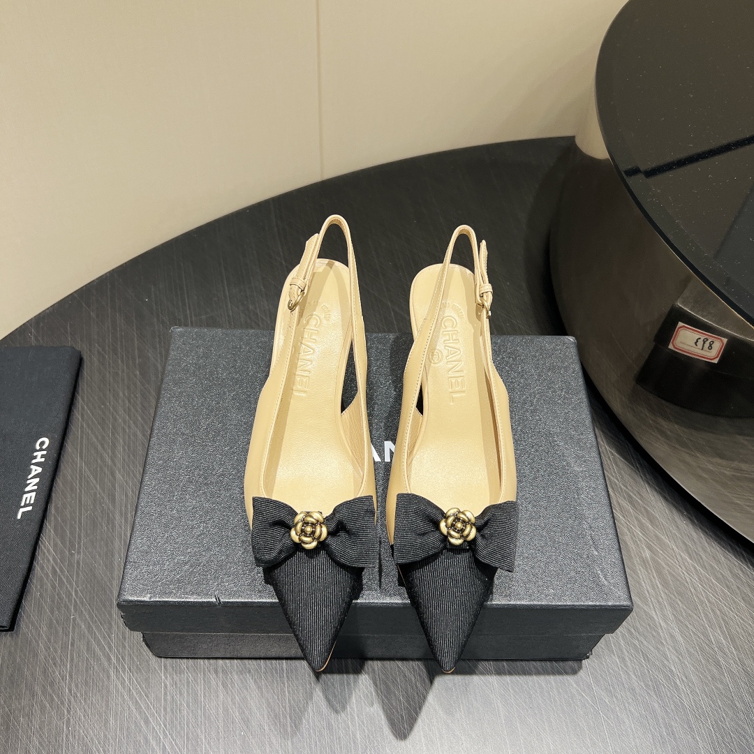 NO:390734,: 'Exclusive Top Version' CHANE*L Xiaoxiang 2025vs counter latest fashion single shoe series... [Pointed toe thick heel single shoe] Chanel women loves simple and irresistible series. The matching shows unique style of dressing, free mixing and matching, shining in place, and the fashionable pace of Grandma Tsubasa!  !  !  The top-level craftsmanship is perfectly presented, and the counter can be compared regardless of any detail. The best top-level goods can enter and exit the counter at will!  !  Fabric: Custom imported cowhide Inner: Custom imported sheepskin Fleece: Custom imported sheepskin Outsole: Italian imported genuine leather outsole Heel height: 6cm Size: 35-39 (40.41 customized without return) Packaging: Original full set of packaging Color: Synchronous update of official website, high heels sandals, chanel, chanel, sandals, high heels, cowhide, sheepskin, Leather soles19860909:《独家顶级版本》 CHANE*L小香2025vs专柜最新时装单鞋系列……【尖头粗跟单鞋】 香奈儿女士钟爱简约又难以抗拒系 搭配展现与众不同的穿搭风格、自由混搭闪耀到位跟紧香奶奶时尚步伐！！！ 顶级工艺质感完美呈现,无论任何细节均可对比专柜,最好级别的顶级货,随意进出专柜！！ 面料:定制进口牛皮 内里:定制进口羊皮 垫脚:定制进口羊皮 大底:意大利进口真皮大底 跟高:6cm 码数:35-39（40.41定制不退换） 包装:原版全套包装 颜色:官网同步更新,高跟鞋凉鞋,chanel,chanel,sandals,high heels,cowhide,sheepskin,Leather soles,Women's Shoes