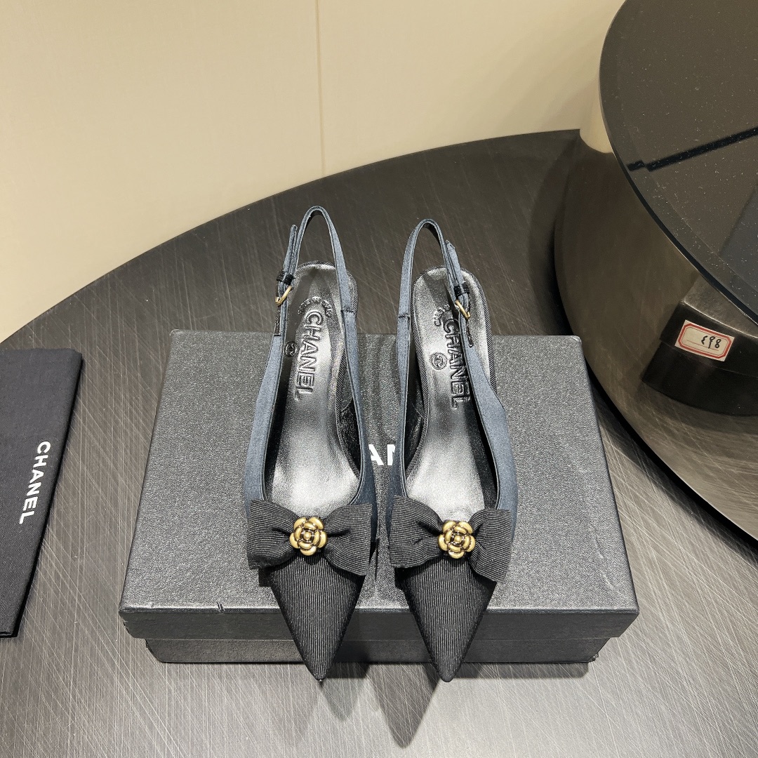 NO:390743,: 'Exclusive Top Version' CHANE*L Xiaoxiang 2025vs counter latest fashion single shoe series... [Pointed toe thick heel single shoe] Chanel women loves simple and irresistible series. The matching shows unique style of dressing, free mixing and matching, shining in place, and the fashionable pace of Grandma Tsubasa!  !  !  The top-level craftsmanship is perfectly presented, and the counter can be compared regardless of any detail. The best top-level goods can enter and exit the counter at will!  !  Fabric: Custom imported silk Inner: Custom imported sheepskin Fleece: Custom imported sheepskin Outsole: Italian imported leather outsole Heel height: 6cm Size: 35-39 (40.41 custom made without return) Packaging: Original full set of packaging Color: Synchronous update of official website, high heels sandals, chanel, chanel, sandals, high heels, sheepskin, real silk, Leather soles19860909:《独家顶级版本》 CHANE*L小香2025vs专柜最新时装单鞋系列……【尖头粗跟单鞋】 香奈儿女士钟爱简约又难以抗拒系 搭配展现与众不同的穿搭风格、自由混搭闪耀到位跟紧香奶奶时尚步伐！！！ 顶级工艺质感完美呈现,无论任何细节均可对比专柜,最好级别的顶级货,随意进出专柜！！ 面料:定制进口真丝 内里:定制进口羊皮 垫脚:定制进口羊皮 大底:意大利进口真皮大底 跟高:6cm 码数:35-39（40.41定制不退换） 包装:原版全套包装 颜色:官网同步更新,高跟鞋凉鞋,chanel,chanel,sandals,high heels,sheepskin,real silk,Leather soles,Women's Shoes