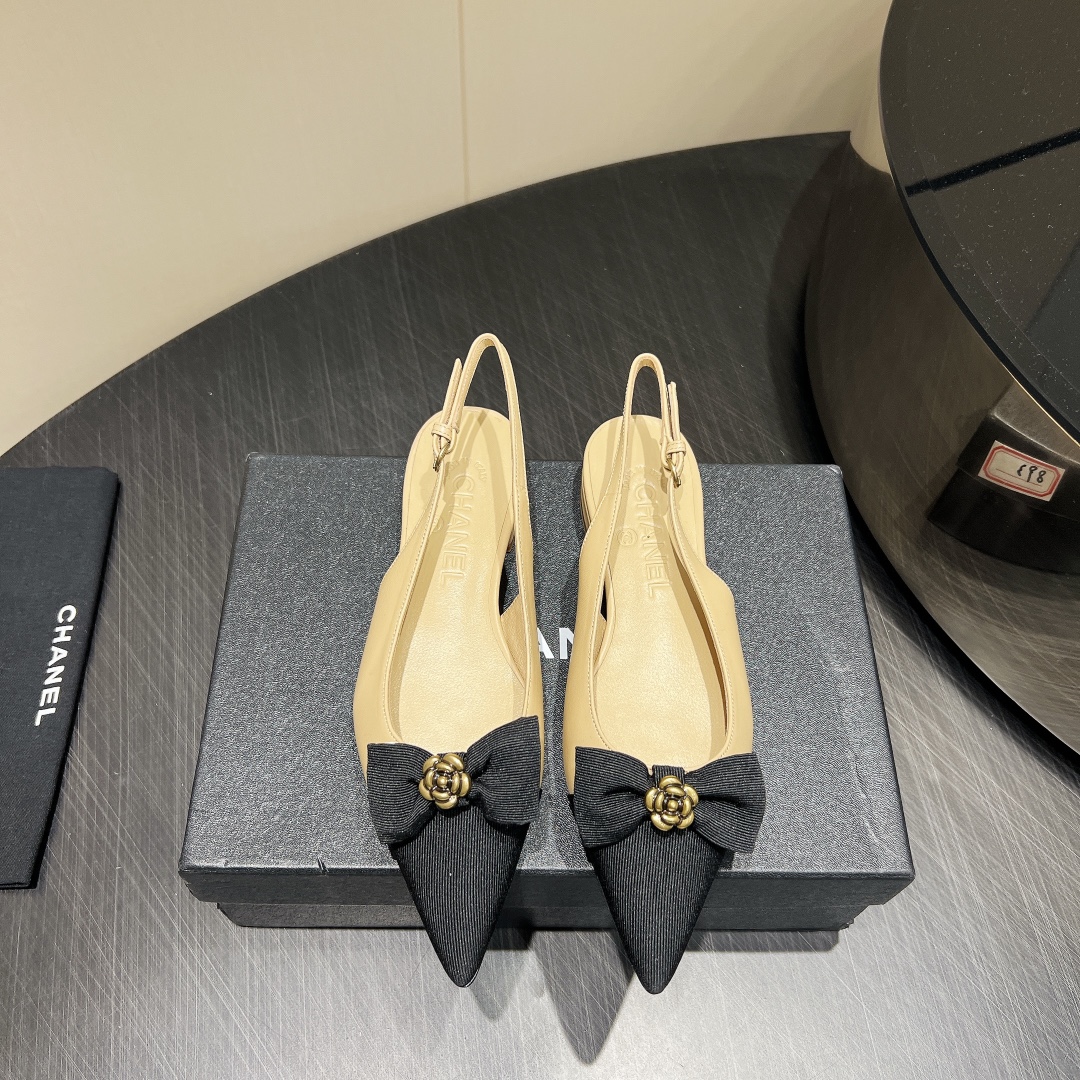 NO:390674,: 'Exclusive Top Version' CHANE*L Xiaoxiang 2025vs counter latest fashion single shoe series... [Pointed toe short single shoe] Chanel women loves simple and irresistible series. The matching shows unique style of dressing, free mixing and matching shines in place and follows the fashionable pace of Grandma Tsubasa!  !  !  The top-level craftsmanship is perfectly presented, and the counter can be compared regardless of any detail. The best top-level goods can enter and exit the counter at will!  !  Fabric: Custom imported cowhide Inner: Custom imported sheepskin Fleece: Custom imported sheepskin Outsole: Italian imported genuine leather outsole Heel height: 1.5cm Size: 35-39 (40.41 customized without return) Packaging: Original full set of packaging Color: Synchronous update of official website, high heels sandals, chanel, chanel, sandals, high heels, cowhide, sheepskin, Leather soles19860909:《独家顶级版本》 CHANE*L小香2025vs专柜最新时装单鞋系列……【尖头后空单鞋】 香奈儿女士钟爱简约又难以抗拒系 搭配展现与众不同的穿搭风格、自由混搭闪耀到位跟紧香奶奶时尚步伐！！！ 顶级工艺质感完美呈现,无论任何细节均可对比专柜,最好级别的顶级货,随意进出专柜！！ 面料:定制进口牛皮 内里:定制进口羊皮 垫脚:定制进口羊皮 大底:意大利进口真皮大底 跟高:1.5cm 码数:35-39（40.41定制不退换） 包装:原版全套包装 颜色:官网同步更新,高跟鞋凉鞋,chanel,chanel,sandals,high heels,cowhide,sheepskin,Leather soles,Women's Shoes