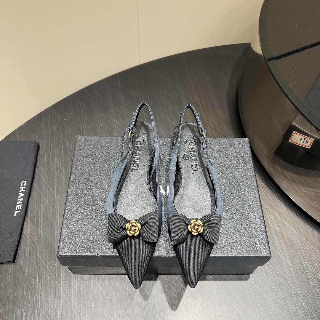 NO:390681,: 'Exclusive Top Version' CHANE*L Xiaoxiang 2025vs counter latest fashion single shoe series... [Pointed toe short single shoe] Chanel women loves simple and irresistible series. The matching shows unique style of dressing, free mixing and matching shines in place and follows the fashionable pace of Grandma Tsubasa!  !  !  The top-level craftsmanship is perfectly presented, and the counter can be compared regardless of any detail. The best top-level goods can enter and exit the counter at will!  !  Fabric: Custom imported silk Inner: Custom imported sheepskin Fleece: Custom imported sheepskin Outsole: Italian imported genuine leather outsole Heel height: 1.5cm Size: 35-39 (40.41 custom made without return) Packaging: Original full set of packaging Color: Synchronous update of official website, high heels sandals, chanel, chanel, sandals, high heels, sheepskin, real silk, Leather soles19860909:《独家顶级版本》 CHANE*L小香2025vs专柜最新时装单鞋系列……【尖头后空单鞋】 香奈儿女士钟爱简约又难以抗拒系 搭配展现与众不同的穿搭风格、自由混搭闪耀到位跟紧香奶奶时尚步伐！！！ 顶级工艺质感完美呈现,无论任何细节均可对比专柜,最好级别的顶级货,随意进出专柜！！ 面料:定制进口真丝 内里:定制进口羊皮 垫脚:定制进口羊皮 大底:意大利进口真皮大底 跟高:1.5cm 码数:35-39（40.41定制不退换） 包装:原版全套包装 颜色:官网同步更新,高跟鞋凉鞋,chanel,chanel,sandals,high heels,sheepskin,real silk,Leather soles,Women's Shoes