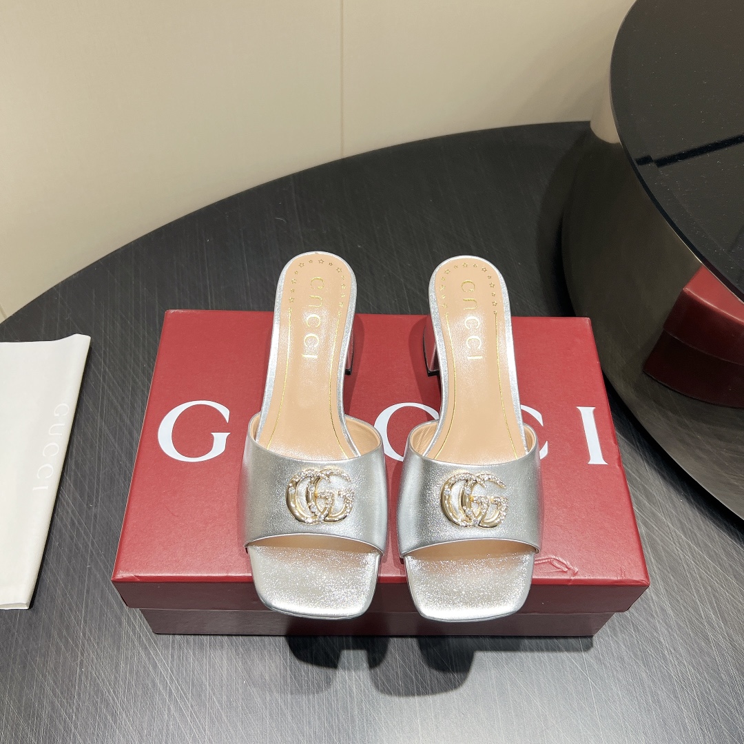 NO:390686,: 'Exclusive Top Version' G*ucci Gu*chi 2025vs Spring and Summer Latest Popular Sandal Series... [Double G-buckle thick-heeled sandals] Original single quality Original European style, the foot is perfectly worn with this shoe, elegant and elegant, crystal clear, no matter the material of various accessories, it is unique to home, and must be made from the original version at zero distance. The entire series is full of exciting and unexpected elements, the quality of different materials, the texture of the skin and the material expression, with a strong artistic atmosphere... Upper: Custom imported sheepskin Inner: Custom imported sheepskin Foot pad: Custom imported sheepskin Outsole: Italian original color genuine leather outsole Heel height: 5.5cm Packaging: Original full package Size: 35-39 (40.41.42 Customized without return)  Color: Official website synchronous update, high heels, slippers, sandals, high heels, slippers, sheepskin, Leather soles19860909:《独家顶级版本》 G*ucci古*驰2025vs春夏最新爆款凉鞋系列……【双G扣粗跟凉拖】 原单品质 原汁原味的欧式风格,上脚非常完美穿搭上配此鞋,优雅大方,晶莹剔透,无论种各配件材质,都是家独一比一定制,必到做原版零距离,整系个列都充了满令兴人奋意和外的元结素合,不同材的质,肌的理面的料表现,具有极的浓艺术气息…… 鞋面:定制进口羊皮 内里:定制进口羊皮 垫脚:定制进口羊皮 大底:意大利原色真皮大底 跟高:5.5cm 包装:原版全套包装 码数:35-39(40.41.42定制不退换) 颜色:官网同步更新,高跟鞋拖鞋,sandals,high heels,slippers,sheepskin,Leather soles,Women's Shoes