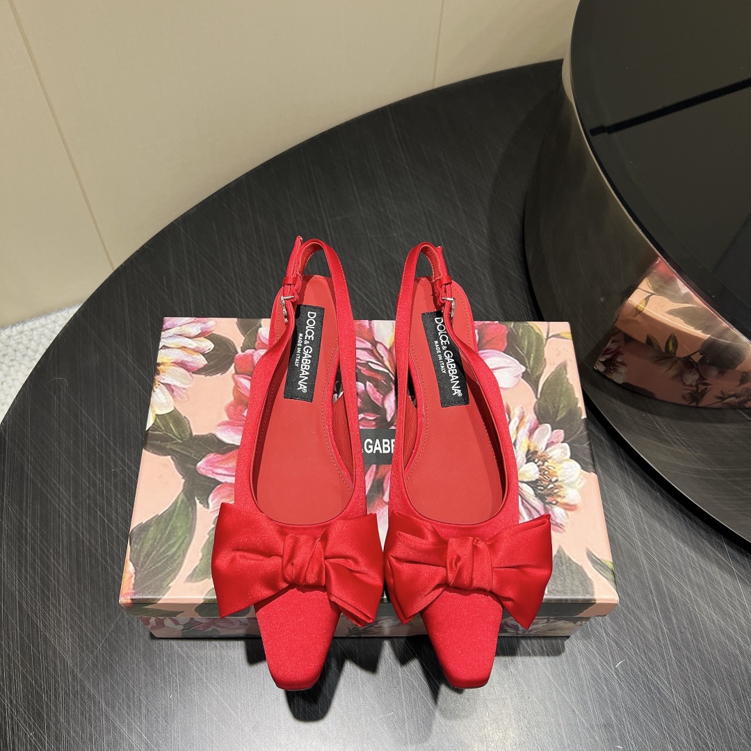 NO:390710,'Exclusive Top Version' DOLCE & GABBANA 25vs Spring and Summer Shoe Series... [Small Square Bow Single Shoes] Original 1:1 Customized, the most fashionable and popular retro British style this year, simple and atmospheric, beautiful, very comfortable, fashionable and versatile... Original custom silk on the upper, original imported sheepskin in the inner lining, original imported sheepskin foot pads, heel height 1.5cm, size 35-39 (40.41 customization without return) Packaging original full set of packaging color official website updates, high heels sandals, Dolce & Gabbana, Dolce & Gabbana, sandals, high heels, sheepskin, real silk19860909《独家顶级版本》 DOLCE & GABBANA 杜嘉班纳 25vs春夏爆款单鞋系列…【小方头蝴蝶结单鞋】 原版1:1定制,今年最潮最流行复古英伦风,简约大气,款款都好看,非常舒适,时尚百搭…… 鞋面原版定制真丝 内里原版进口羊皮 垫脚原版进口羊皮 跟高1.5cm 码数35-39（40.41定制不退换） 包装原版全套包装 颜色官网同步更新,高跟鞋凉鞋,Dolce&Gabbana,Dolce&Gabbana,sandals,high heels,sheepskin,real silk,Women's Shoes