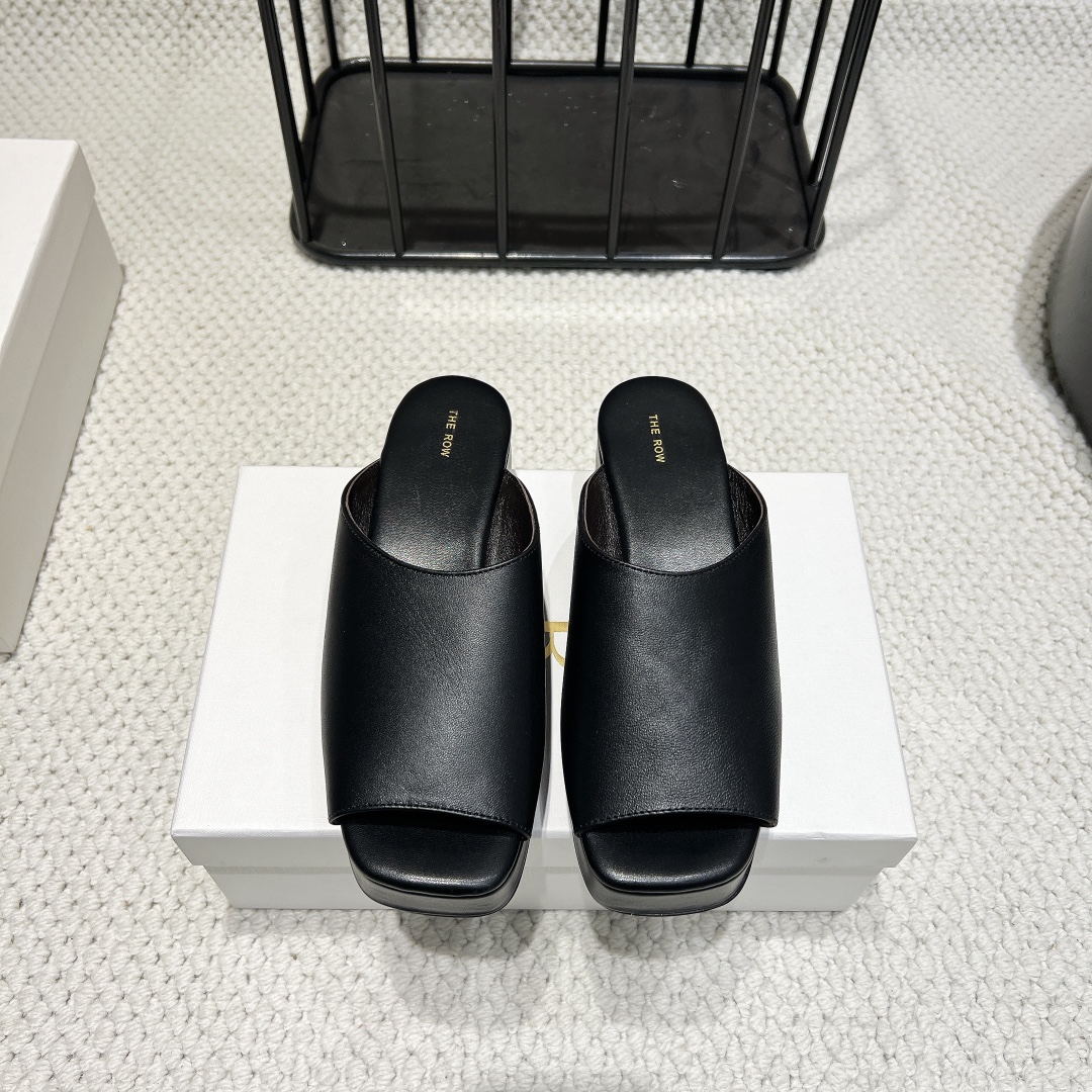 NO:390672,: 'Exclusive Top Version' THE ROW niche trendy brand 25vs spring and summer new series... [Square-head thick-soled sandals] The original version is one to one to create comfort and wrapping. It is full of personality and easy to control various styles of clothes... Fabric: Original custom cowhide Inner: Original custom sheepskin foot pad: Original custom sheepskin Outsole: Original rubber outsole Heel height: 3.5cm Packaging: Original full packaging, size: 35-39 (40. Customized code without return and exchange) Color official website synchronous update, slippers, slippers, cowhide, sheepskin19860909: 《独家顶级版本》 THE ROW小众潮牌25vs春夏新款系列……【方头厚底凉拖】 原版一比一打造舒适度、包裹性都比较好.个性十足,很好驾驭各种风格衣服搭配…… 面料:原版定制牛皮 内里:原版定制羊皮 垫脚:原版定制羊皮 大底:原版橡胶大底 跟高:3.5cm 包装:原版全套包装, 码数:35-39（40.码定制不退换） 颜色官网同步更新,拖鞋,slippers,cowhide,sheepskin,Women's Shoes