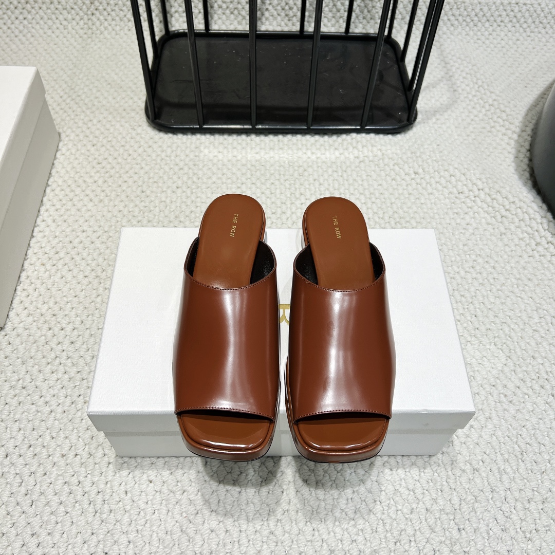 NO:390680,: 'Exclusive Top Version' THE ROW niche trendy brand 25vs spring and summer new series... [Square-head thin-soled sandals] The original version creates comfort and wrapping quality one to one. It is full of personality and easy to control various styles of clothes matching... Fabric: Original custom edge beads Inner: Original custom sheepskin foot pad: Original custom sheepskin Outsole: Original rubber outsole Heel height: 1.5cm Packaging: Original full packaging, size: 35-39 (40. Customized code without return and exchange) Color official website synchronous update, slippers, slippers, sheepskin19860909: 《独家顶级版本》 THE ROW小众潮牌25vs春夏新款系列……【方头薄底凉拖】 原版一比一打造舒适度、包裹性都比较好.个性十足,很好驾驭各种风格衣服搭配…… 面料:原版定制开边珠 内里:原版定制羊皮 垫脚:原版定制羊皮 大底:原版橡胶大底 跟高:1.5cm 包装:原版全套包装, 码数:35-39（40.码定制不退换） 颜色官网同步更新,拖鞋,slippers,sheepskin,Women's Shoes