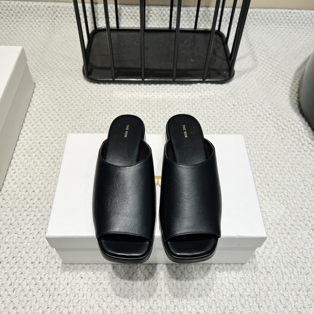 NO:390687,: 'Exclusive Top Version' THE ROW niche trendy brand 25vs spring and summer new series... [Square-head thin-soled sandals] The original version is one to one to create comfort and wrapping. It is full of personality and easy to control various styles of clothes matching... Fabric: Original custom cowhide Inner: Original custom sheepskin Fleece: Original custom sheepskin Outsole: Original rubber outsole Heel height: 1.5cm Packaging: Original full packaging, size: 35-39 (40. Customized code without return and exchange) Color official website synchronous update, slippers, slippers, cowhide, sheepskin19860909: 《独家顶级版本》 THE ROW小众潮牌25vs春夏新款系列……【方头薄底凉拖】 原版一比一打造舒适度、包裹性都比较好.个性十足,很好驾驭各种风格衣服搭配…… 面料:原版定制牛皮 内里:原版定制羊皮 垫脚:原版定制羊皮 大底:原版橡胶大底 跟高:1.5cm 包装:原版全套包装, 码数:35-39（40.码定制不退换） 颜色官网同步更新,拖鞋,slippers,cowhide,sheepskin,Women's Shoes