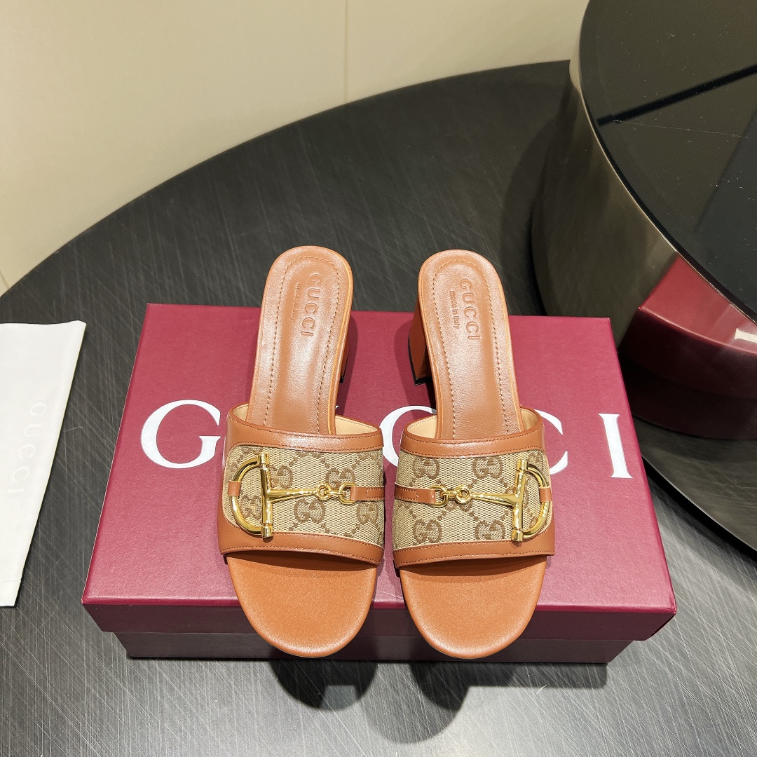 NO:390700,: 'Exclusive Top Version' G*ucci Gu*chi 2025vs Spring and Summer Latest Popular Sandal Series... [Double G-buckle thick-heeled sandals] Original single quality Original European style, the foot is perfectly worn with this shoe, elegant and elegant, crystal clear, no matter the material of various accessories, it is unique to home, and must be made from the original version at zero distance. The entire series is full of exciting and unexpected elements, the quality of different materials, the texture of the skin and the material expression, with a strong artistic atmosphere... Upper: Custom imported cowhide fabric Inner: Custom imported sheepskin Finger pad: Custom imported sheepskin Outsole: Italian original color genuine leather outsole Heel height: 5.5cm Packaging: Original full package Size: 35-39 (40.41.42 Customized without return)  Color: Official website synchronous update, high heels, slippers, sandals, high heels, slippers, cowhide, sheepskin, Leather soles19860909:《独家顶级版本》 G*ucci古*驰2025vs春夏最新爆款凉鞋系列……【双G扣粗跟凉拖】 原单品质 原汁原味的欧式风格,上脚非常完美穿搭上配此鞋,优雅大方,晶莹剔透,无论种各配件材质,都是家独一比一定制,必到做原版零距离,整系个列都充了满令兴人奋意和外的元结素合,不同材的质,肌的理面的料表现,具有极的浓艺术气息…… 鞋面:定制进口牛皮布料 内里:定制进口羊皮 垫脚:定制进口羊皮 大底:意大利原色真皮大底 跟高:5.5cm 包装:原版全套包装 码数:35-39(40.41.42定制不退换) 颜色:官网同步更新,高跟鞋拖鞋,sandals,high heels,slippers,cowhide,sheepskin,Leather soles,Women's Shoes