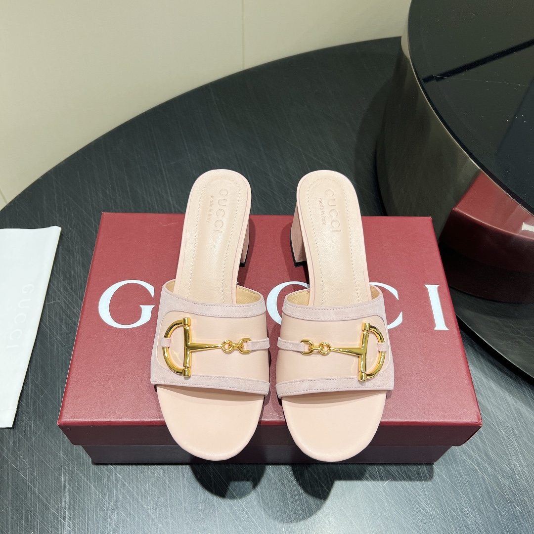 NO:390693,: 'Exclusive Top Version' G*ucci Gu*chi 2025vs Spring and Summer Latest Popular Sandal Series... [Double G-buckle thick-heeled sandals] Original single quality Original European style, the foot is perfectly worn with this shoe, elegant and elegant, crystal clear, no matter the material of various accessories, it is unique to home, and it must be made from the original version at zero distance. The entire series is full of exciting and unexpected elements, the quality of different materials, the texture of the skin and the material expression, and has a strong artistic atmosphere... Upper: Custom imported cowhide Inner: Custom imported sheepskin Finger: Custom imported sheepskin Outsole: Italian original color genuine leather outsole Heel height: 5.5cm Packaging: Original full package Size: 35-39 (40.41.42 Customized without return)  Color: Official website synchronous update, high heels, slippers, sandals, high heels, slippers, cowhide, sheepskin, Leather soles19860909:《独家顶级版本》 G*ucci古*驰2025vs春夏最新爆款凉鞋系列……【双G扣粗跟凉拖】 原单品质 原汁原味的欧式风格,上脚非常完美穿搭上配此鞋,优雅大方,晶莹剔透,无论种各配件材质,都是家独一比一定制,必到做原版零距离,整系个列都充了满令兴人奋意和外的元结素合,不同材的质,肌的理面的料表现,具有极的浓艺术气息…… 鞋面:定制进口牛皮 内里:定制进口羊皮 垫脚:定制进口羊皮 大底:意大利原色真皮大底 跟高:5.5cm 包装:原版全套包装 码数:35-39(40.41.42定制不退换) 颜色:官网同步更新,高跟鞋拖鞋,sandals,high heels,slippers,cowhide,sheepskin,Leather soles,Women's Shoes