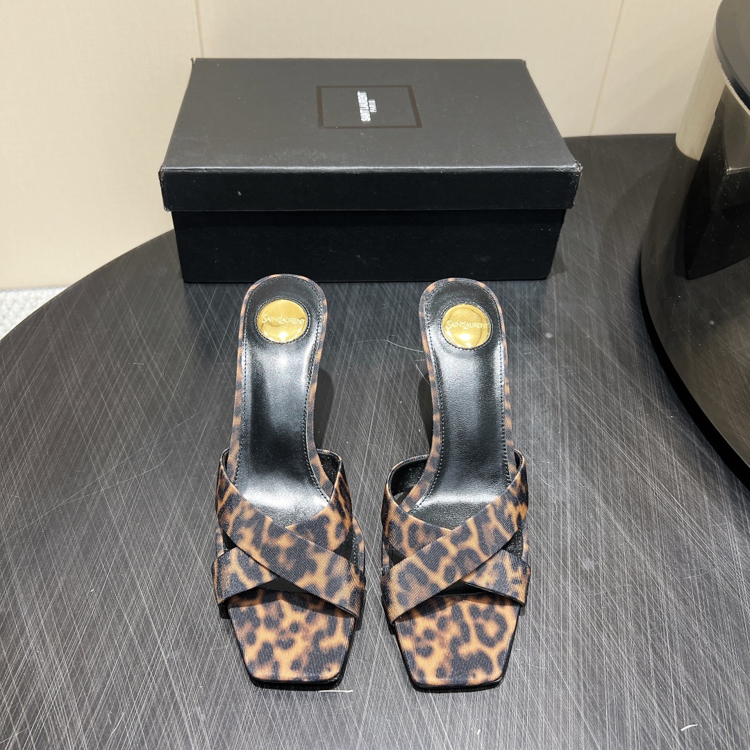 NO:390677,: 'Exclusive Top Version' SAIN*T LAUREN*T Saint-Royal 2025/ New Spring and Summer Series!  Purchase level [Square-toe high-heel sandals] This shoe is definitely a dark horse player. It is super beautiful and popular with internet celebrity bloggers, which makes the goddesses excited. Especially this square-toe series is simply poisoned and super beautiful~ Any light is super bright. It is really shiny and fascinating to people with the toe used for the original one-to-order iron toe, showing the golden Go material of the Saint Laurent brand. Fabric: original custom imported fabric. Inner: original custom imported sheepskin foot pad: original custom imported sheepskin sole: Italian imported genuine leather outsole Heel height: 8.5cm Size: 35-39 (40. Customized and not returned) Packaging: original full set of packaging Color: official website synchronous update, high heel slippers, saint laurent, saint laurent, high  heels slippers sheepskin Leather soles19860909:《独家顶级版本》 SAIN*T LAUREN*T圣罗*兰2025/ 春夏新款系列！代购级别【方头高跟凉拖】 这单鞋绝对是黑马选手 颜值超高 网红博主火爆追捧 特让女神们心动 特别是这种方头系列 简直是中毒的节奏 超美～ 随便一个光线都超级亮眼 真是闪闪惹人爱上鞋头采用原版一比一定制铁头,展现出圣罗兰品牌的金典  Go 材质 面料:原版定制进口布料 内里:原版定制进口羊皮 垫脚:原版定制进口羊皮 鞋底:意大利进口真皮大底 跟高:8.5cm 码数:35-39（40.定制不退货） 包装:原版全套包装 颜色:官网同步更新,高跟鞋拖鞋,saint laurent,saint laurent,high heels,slippers,sheepskin,Leather soles,Women's Shoes