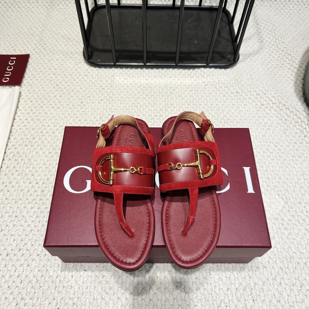 NO:390655,: 'Exclusive Top Version' G*ucci Gu*chi 2025vs Spring and Summer Latest Popular Sandal Series... [Hardware Button Sandals] Original quality Original European style, the foot is perfectly worn with this shoe, elegant and elegant, crystal clear, no matter the material of various accessories, it is unique to home, and it must be made from the original version at zero distance. The entire series is full of exciting and unexpected elements, the quality of different materials, the texture of the skin and the material expression, and has a strong artistic atmosphere... Upper: Custom imported cowhide Inner: Custom imported sheepskin Foot pad: Custom imported sheepskin Outsole: Italian original color genuine leather outsole Heel height: 1.0cm Packaging: Original full package Size: 35-39 (40.41.42 Customized without return)  Color: Official website synchronous update, split-toe shoes, sandals, cowhide, sheepskin, Leather soles19860909:《独家顶级版本》 G*ucci古*驰2025vs春夏最新爆款凉鞋系列……【五金扣平底凉鞋】 原单品质 原汁原味的欧式风格,上脚非常完美穿搭上配此鞋,优雅大方,晶莹剔透,无论种各配件材质,都是家独一比一定制,必到做原版零距离,整系个列都充了满令兴人奋意和外的元结素合,不同材的质,肌的理面的料表现,具有极的浓艺术气息…… 鞋面:定制进口牛皮 内里:定制进口羊皮 垫脚:定制进口羊皮 大底:意大利原色真皮大底 跟高:1.0cm 包装:原版全套包装 码数:35-39(40.41.42定制不退换) 颜色:官网同步更新,分趾鞋,sandals,cowhide,sheepskin,Leather soles,Women's Shoes