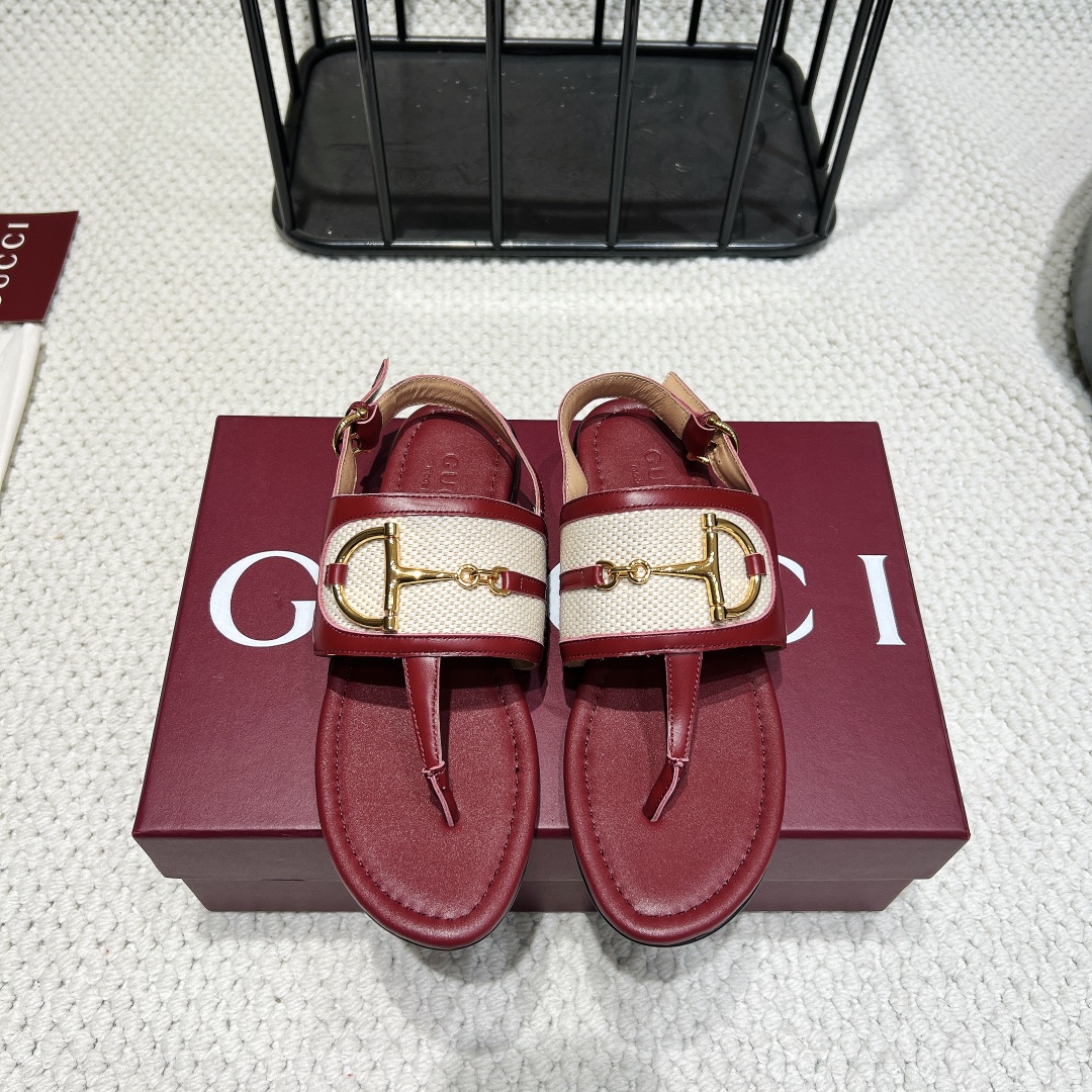 NO:390659,: 'Exclusive Top Version' G*ucci Gu*chi 2025vs Spring and Summer Latest Popular Sandal Series... [Hardware Button Sandals] Original single quality Original European style, the foot is perfectly worn with this shoe, elegant and elegant, crystal clear, no matter the material of various accessories, it is unique to home, and must be made from the original version at zero distance. The entire series is full of exciting and unexpected elements, the quality of different materials, the texture of the skin and the material expression, and has a strong artistic atmosphere... Upper: Custom imported fabric Inner: Custom imported sheepskin Finger pad: Custom imported sheepskin Outsole: Italian original color genuine leather outsole Heel height: 1.0cm Packaging: Original full package Size: 35-39 (40.41.42 Customized without return)  Color: Official website synchronous update, split-toe shoes, sandals, sheepskin, Leather soles19860909:《独家顶级版本》 G*ucci古*驰2025vs春夏最新爆款凉鞋系列……【五金扣平底凉鞋】 原单品质 原汁原味的欧式风格,上脚非常完美穿搭上配此鞋,优雅大方,晶莹剔透,无论种各配件材质,都是家独一比一定制,必到做原版零距离,整系个列都充了满令兴人奋意和外的元结素合,不同材的质,肌的理面的料表现,具有极的浓艺术气息…… 鞋面:定制进口布料 内里:定制进口羊皮 垫脚:定制进口羊皮 大底:意大利原色真皮大底 跟高:1.0cm 包装:原版全套包装 码数:35-39(40.41.42定制不退换) 颜色:官网同步更新,分趾鞋,sandals,sheepskin,Leather soles,Women's Shoes