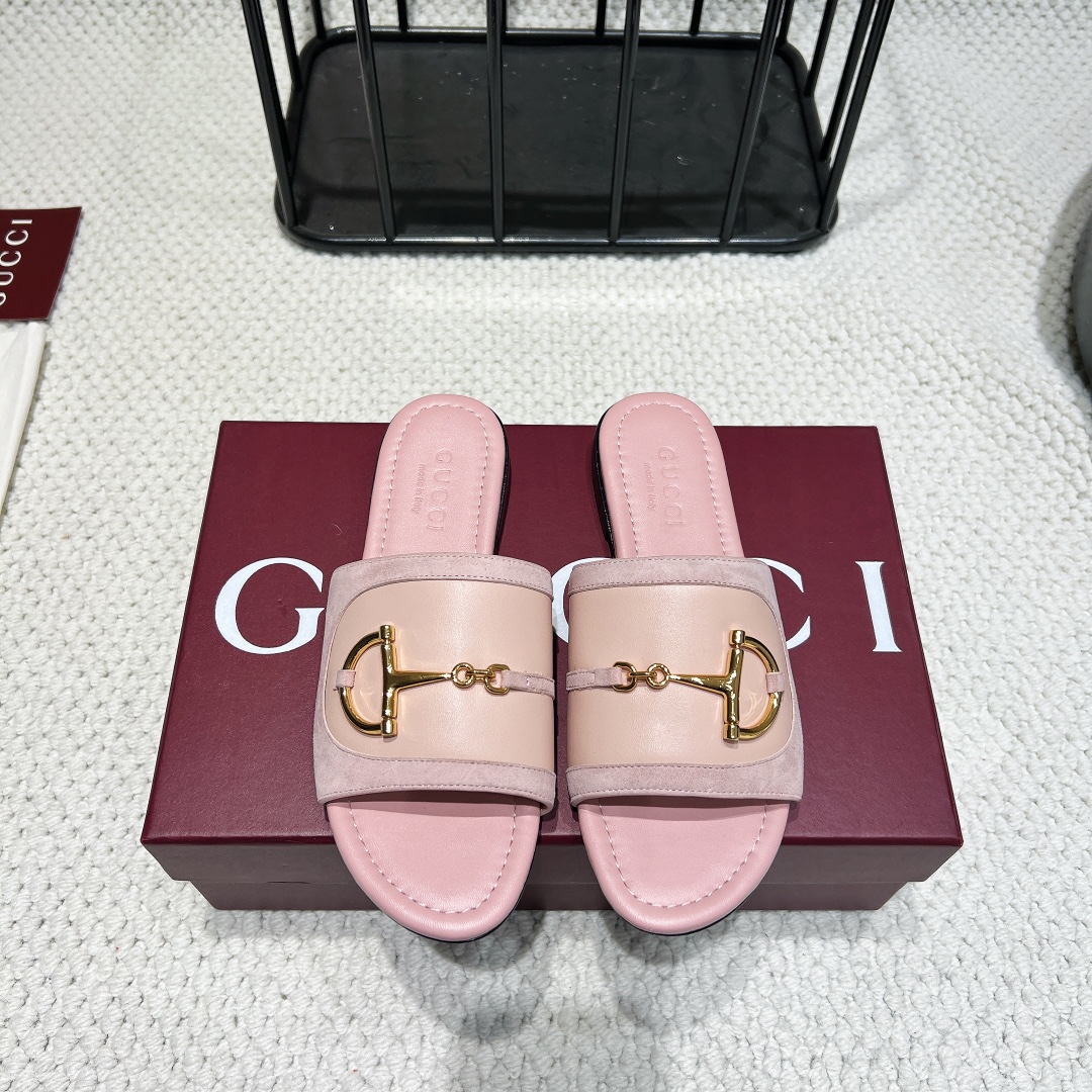 NO:390708,: 'Exclusive Top Version' G*ucci Gu*chi 2025vs Spring and Summer Latest Popular Sandal Series... [Double G-buckle Flat-soled Sandals] Original single quality Original European style, the foot is perfectly worn with this shoe, elegant and elegant, crystal clear, no matter the material of various accessories, it is unique to home, and it must be made from the original version at zero distance. The entire series is full of exciting and unexpected elements, the quality of different materials, the texture of the skin and the material expression, and has a strong artistic atmosphere... Upper: Custom imported cowhide Inner: Custom imported sheepskin Foot pad: Custom imported sheepskin Outsole: Italian original color genuine leather outsole Heel height: 1.0cm Packaging: Original full package Size: 35-39 (40.41.42 Customized without return)  Color: Official website synchronous update, high heels, slippers, sandals, high heels, slippers, cowhide, sheepskin, Leather soles19860909:《独家顶级版本》 G*ucci古*驰2025vs春夏最新爆款凉鞋系列……【双G扣平底凉拖】 原单品质 原汁原味的欧式风格,上脚非常完美穿搭上配此鞋,优雅大方,晶莹剔透,无论种各配件材质,都是家独一比一定制,必到做原版零距离,整系个列都充了满令兴人奋意和外的元结素合,不同材的质,肌的理面的料表现,具有极的浓艺术气息…… 鞋面:定制进口牛皮 内里:定制进口羊皮 垫脚:定制进口羊皮 大底:意大利原色真皮大底 跟高:1.0cm 包装:原版全套包装 码数:35-39(40.41.42定制不退换) 颜色:官网同步更新,高跟鞋拖鞋,sandals,high heels,slippers,cowhide,sheepskin,Leather soles,Women's Shoes