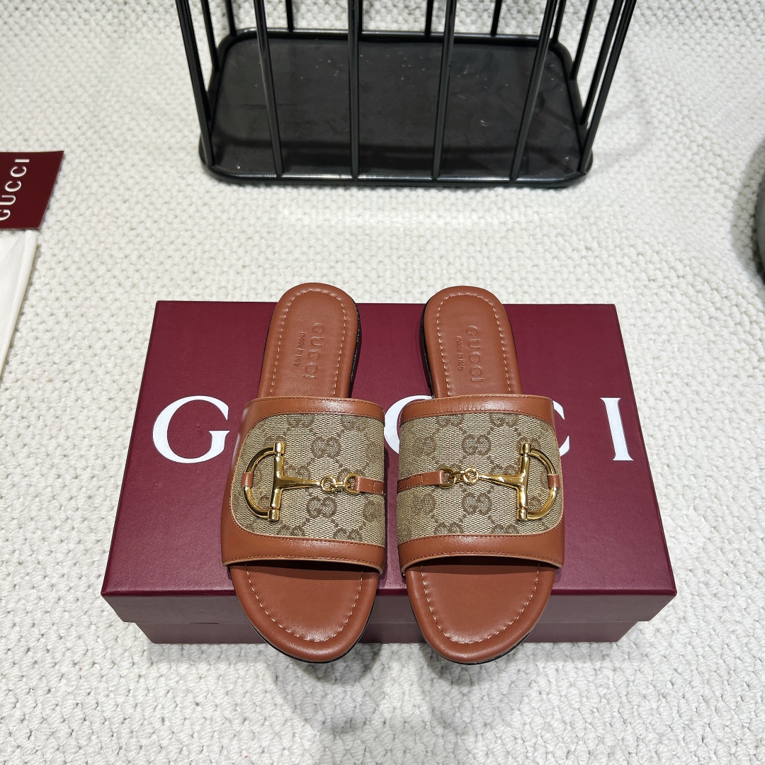 NO:390715,: 'Exclusive Top Version' G*ucci Gu*chi 2025vs Spring and Summer Latest Popular Sandal Series... [Double G-buckle Flat-soled Sandals] Original single quality Original European style, the foot is perfectly worn with this shoe, elegant and elegant, crystal clear, no matter the material of various accessories, it is unique to home, and it must be made from the original version at zero distance. The entire series is full of exciting and unexpected elements, the quality of different materials, the texture of the skin and the material expression, and has a strong artistic atmosphere... Upper: Custom imported fabric Inner: Custom imported sheepskin Finger pad: Custom imported sheepskin Outsole: Italian original color genuine leather outsole Heel height: 1.0cm Packaging: Original full package Size: 35-39 (40.41.42 Customized without return)  Color: Official website synchronous update, high heels, slippers, sandals, high heels, slippers, sheepskin, Leather soles19860909:《独家顶级版本》 G*ucci古*驰2025vs春夏最新爆款凉鞋系列……【双G扣平底凉拖】 原单品质 原汁原味的欧式风格,上脚非常完美穿搭上配此鞋,优雅大方,晶莹剔透,无论种各配件材质,都是家独一比一定制,必到做原版零距离,整系个列都充了满令兴人奋意和外的元结素合,不同材的质,肌的理面的料表现,具有极的浓艺术气息…… 鞋面:定制进口布料 内里:定制进口羊皮 垫脚:定制进口羊皮 大底:意大利原色真皮大底 跟高:1.0cm 包装:原版全套包装 码数:35-39(40.41.42定制不退换) 颜色:官网同步更新,高跟鞋拖鞋,sandals,high heels,slippers,sheepskin,Leather soles,Women's Shoes