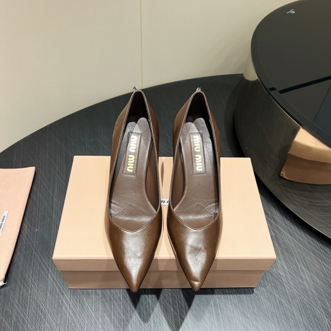 NO:390643,: 'Exclusive Top Version' MIUMIU Miu Miu 2025 vs Spring and Summer latest hit single shoe series... [Pointed toe high heel single shoe] MIUMIU autumn and winter catwalk internet celebrity same style 'Dreamless city' can be used on important occasions, with a small and fresh style and a little noble feeling. It is perfectly worn with this shoe, elegant and generous, crystal clear. No matter the material of various accessories, it is exclusive and customized, and must be done at zero distance. The entire series is full of exciting and unexpected elements combinations, different materials and texture fabrics, with a strong artistic atmosphere, allowing you to appreciate the ever-changing style of miumiu girls... Upper: Custom imported sheepskin Inner: Custom imported sheepskin Foot pad: Custom imported sheepskin Outsole: Imported leather outsole Heel height: 8.5cm  Number of sizes: 35-39 (40. Custom made no return or exchange) Packaging: original full set of packaging Color: official website synchronous update, high heels, single shoes, miumiu, high heels, sheepskin, Leather soles19860909:《独家顶级版本》 MIUMIU缪缪2025vs春夏最新走秀爆款单鞋系列…… 【尖头高跟单鞋】 MIUMIU秋冬T台走秀网红同款＂造梦不夜城＂,miumiu能在重要场合上用得上了,小清新风带点贵气的感觉,上脚非常完美穿搭配上此鞋,优雅大方,晶莹剔透,无论各种配件材质,都是独家一比一定制,必做到原版零距离,整个系列都充满了令人兴奋和意外的元素结合,不同的材质,肌理的面料的表现,具有极浓的艺术气息,让你领略miumiu女孩的百变风格…… 鞋面:定制进口羊皮 内里:定制进口羊皮 垫脚:定制进口羊皮 大底:进口真皮大底 跟高:8.5cm 码数:35-39（40.订做不退不换) 包装:原版全套包装 颜色:官网同步更新,高跟鞋单鞋,miumiu,high heels,sheepskin,Leather soles,Women's Shoes