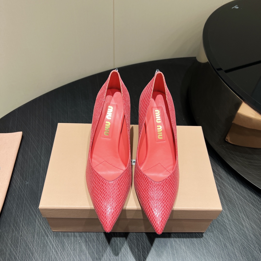NO:390650,: 'Exclusive Top Version' MIUMIU Miu Miu 2025 vs Spring and Summer latest hit single shoe series... [Pointed toe high heel single shoe] MIUMIU autumn and winter catwalk internet celebrity same style 'Dreamless city' can be used on important occasions, with a small and fresh style and a little noble feeling. It is perfectly worn with this shoe, elegant and generous, crystal clear. No matter the material of various accessories, it is exclusive and customized, and must be done at zero distance. The entire series is full of exciting and unexpected elements combinations, different materials and texture fabrics, with a strong artistic atmosphere, allowing you to appreciate the ever-changing style of miumiu girls... Upper: Custom imported snake pattern cowhide Inner: Custom imported sheepskin Foot pad: Custom imported sheepskin Outsole: Imported leather outsole Heel height: 8.5cm  Number of sizes: 35-39 (40. Custom made no return or exchange) Packaging: original full set of packaging Color: official website synchronous update, high heels, miumiu, high heels, cowhide, sheepskin, Leather soles19860909:《独家顶级版本》 MIUMIU缪缪2025vs春夏最新走秀爆款单鞋系列…… 【尖头高跟单鞋】 MIUMIU秋冬T台走秀网红同款＂造梦不夜城＂,miumiu能在重要场合上用得上了,小清新风带点贵气的感觉,上脚非常完美穿搭配上此鞋,优雅大方,晶莹剔透,无论各种配件材质,都是独家一比一定制,必做到原版零距离,整个系列都充满了令人兴奋和意外的元素结合,不同的材质,肌理的面料的表现,具有极浓的艺术气息,让你领略miumiu女孩的百变风格…… 鞋面:定制进口蛇纹牛皮 内里:定制进口羊皮 垫脚:定制进口羊皮 大底:进口真皮大底 跟高:8.5cm 码数:35-39（40.订做不退不换) 包装:原版全套包装 颜色:官网同步更新,高跟鞋单鞋,miumiu,high heels,cowhide,sheepskin,Leather soles,Women's Shoes