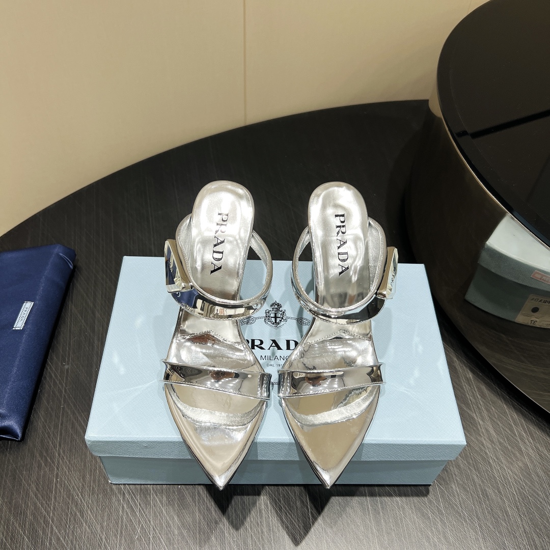 NO:383155,: 'Exclusive Top Version' PRA*D Praxda 2025vs Spring and Summer latest hit sandal series... [Pointed high-heeled sandals] PRADA early spring catwalk internet celebrity same style 'Dreamless city', Prada can be used on important occasions, the fresh style has a little noble feeling, the foot is perfect, and the outfit is elegant and elegant, crystal clear. No matter the material of various accessories, it is exclusive and customized, and must be done at zero distance. The entire series is full of exciting and unexpected elements combinations, different materials and texture fabrics, with a strong artistic atmosphere, allowing you to appreciate the ever-changing style of Prada girls... Upper: Custom imported patent leather Inner: Custom imported sheepskin Foot pad: Custom imported sheepskin Outsole: Imported leather outsole Heel height: 9.5cm Packaging: Original full set packaging  Number of sizes: 35-39 (34.40.41. Customized without return) Color: Synchronous update of official website, high heels sandals, prada, prada, sandals, high heels, sheepskin, Leather soles19860909:《独家顶级版本》 PRA*D普拉*达2025vs春夏最新走秀爆款凉鞋系列 ……【尖头高跟凉拖】 PRADA早春T台走秀网红同款＂造梦不夜城＂,Prada能在重要场合上用得上了,小清新风带点贵气的感觉,上脚非常完美,穿搭配上此鞋,优雅大方,晶莹剔透,无论各种配件材质,都是独家一比一定制,必做到原版零距离,整个系列都充满了令人兴奋和意外的元素结合,不同的材质,肌理的面料的表现,具有极浓的艺术气息,让你领略Prada女孩的百变风格…… 鞋面:定制进口漆皮 内里:定制进口羊皮 垫脚:定制进口羊皮 大底:进口真皮大底 跟高:9.5cm 包装:原版全套包装 码数:35-39(34.40.41.定制不退换） 颜色:官网同步更新,高跟鞋凉鞋,prada,prada,sandals,high heels,sheepskin,Leather soles,Women's Shoes
