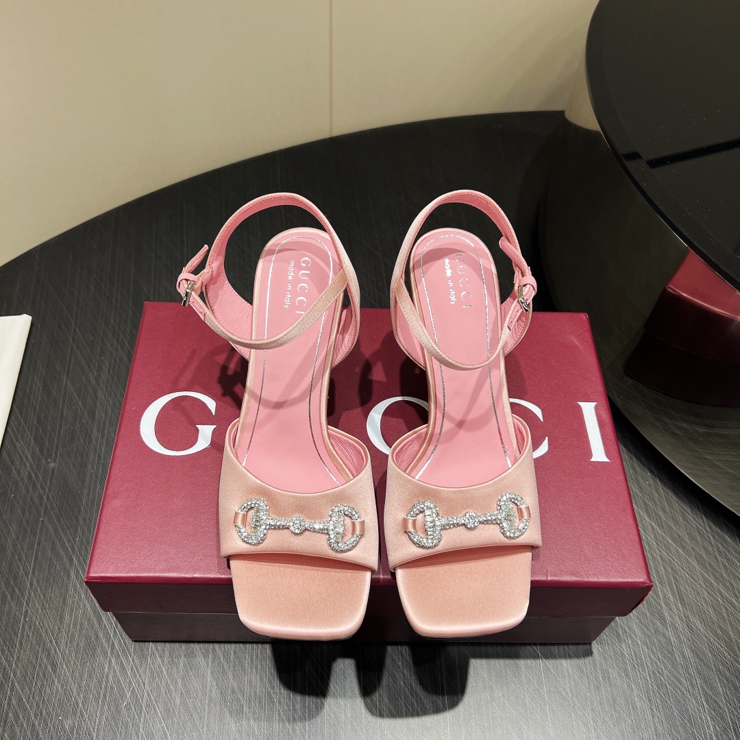 NO:390637,: 'Exclusive Top Version' G*ucci Gu*chi 2025vs Spring and Summer Latest Popular Sandal Series... [Diamond High Heel Sandals] Original single quality Original European style, the foot is perfectly worn with this shoe, elegant and elegant, crystal clear, no matter the material of various accessories, it is unique to home, and must be made from the original version at zero distance. The entire series is full of exciting and unexpected elements, the quality of different materials, the texture of the skin and the material expression, with a strong artistic atmosphere... Upper: Custom imported silk Inner: Custom imported sheepskin Finger pad: Custom imported sheepskin Outsole: Italian original color genuine leather outsole Heel height: 8.5cm Packaging: Original full package Size: 35-39 (40.41.42 Customized without return)  Color: Official website synchronous update, high heels, sandals, high heels, sheepskin, real silk, Leather soles19860909:《独家顶级版本》 G*ucci古*驰2025vs春夏最新爆款凉鞋系列……【钻扣高跟凉鞋】 原单品质 原汁原味的欧式风格,上脚非常完美穿搭上配此鞋,优雅大方,晶莹剔透,无论种各配件材质,都是家独一比一定制,必到做原版零距离,整系个列都充了满令兴人奋意和外的元结素合,不同材的质,肌的理面的料表现,具有极的浓艺术气息…… 鞋面:定制进口真丝 内里:定制进口羊皮 垫脚:定制进口羊皮 大底:意大利原色真皮大底 跟高:8.5cm 包装:原版全套包装 码数:35-39(40.41.42定制不退换) 颜色:官网同步更新,高跟鞋凉鞋,sandals,high heels,sheepskin,real silk,Leather soles,Women's Shoes