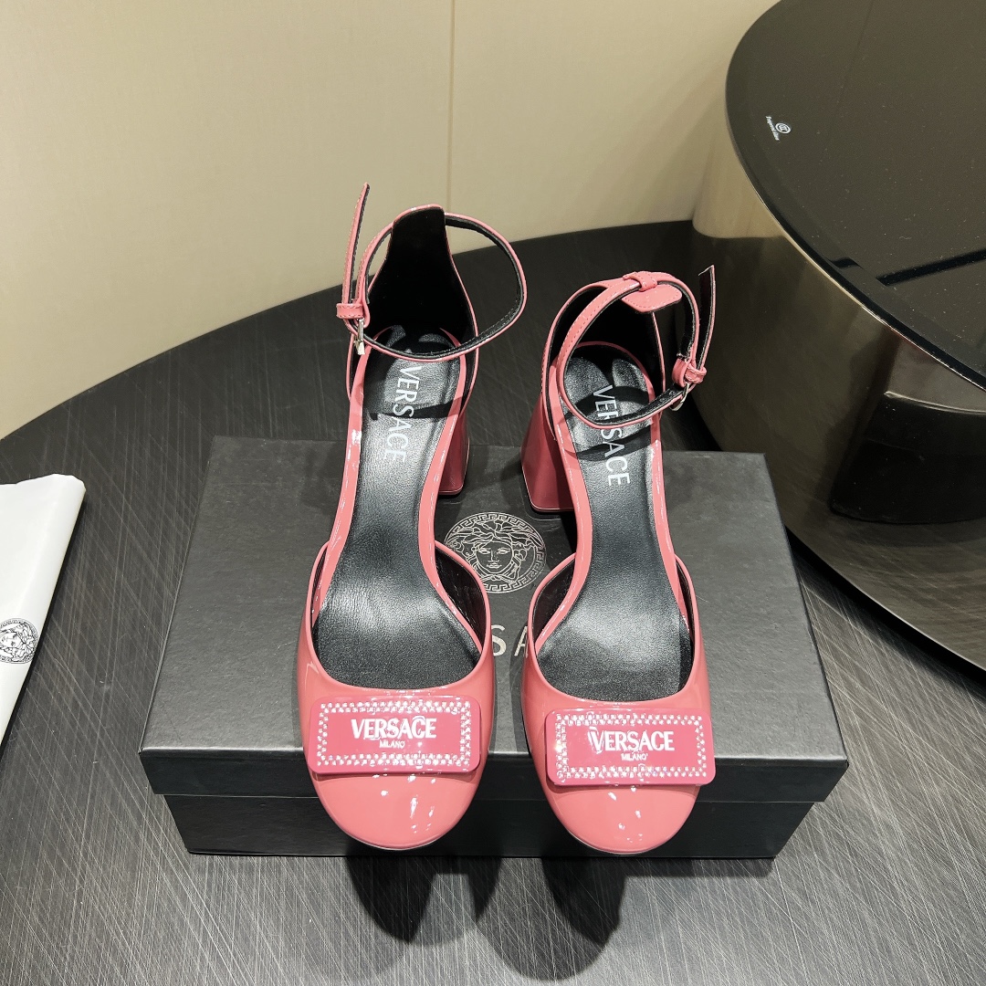 NO:391354,'Exclusive Top Version' Versace 2025 vs new single shoe series... [Round toe hollow single shoe] YB consistent original shoe development last model. Major fashion bloggers and celebrities, Internet celebrities, have already had a pair. Such outstanding beauty is unforgettable!  Original custom patent leather fabric, original custom sheepskin inner lining, original custom sheepskin foot pad original custom sheepskin outsole: original imported genuine leather outsole heel height 6.5cm, size 35-39 (40. Customized without return and exchange) Packaging original full set of packaging color official website synchronous update, high heels sandals, versace, versace, sandals, high heels, sheepskin, Leather soles19860909《独家顶级版本》 Versace范思哲2025vs新款单鞋系列……【圆头中空单鞋】 YB一致原鞋开发楦型 各大时尚博主及明星、网红、已经人手一对,如此出众的美,让人过目不忘！ 面料原版定制漆皮 内里原版定制羊皮 垫脚原版定制羊皮 大底: 原版进口真皮大底 跟高6.5cm 码数35-39（40.定制不退换） 包装原版全套包装 颜色官网同步更新,高跟鞋凉鞋,versace,versace,sandals,high heels,sheepskin,Leather soles,Women's Shoes