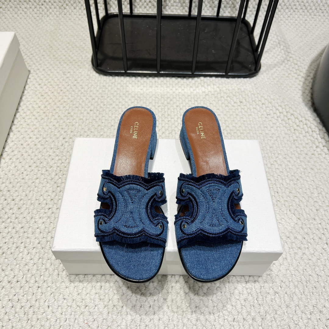 NO:391340,: 'Exclusive Top Version' C*eline Sai*lin 2025vs Spring and Summer Grass Planting Latest Popular Sandals Series... [Round toe thick heel sandals] Summer paired with socks, it is simply amazing. The retro point is full of fashionable looks. The original version is purchased and developed, and the highest output is restored, and the original customized retro feel is restored... Fabric: Custom canvas Inner: Custom sheepskin Heel height: 4.5cm Outsole: Original open mold genuine leather combination sole Packaging: Original full set of packaging Size: 35-39 (40.41 custom-made without return) Color: Slippers, sandals, slippers, sheepskin, socks19860909:《独家顶级版本》  C*eline赛*琳2025vs春夏种草 最新爆款凉鞋系列…【圆头粗跟凉拖】 夏天搭配袜子,简直绝绝子了复古的点上带上了满分时髦感颜值绝原版购入开发,依旧最高输出,还原原版定制复古感…… 面料:定制帆布 内里:定制羊皮 跟高:4.5cm 大底:原版开模真皮组合大底 包装:原版全套包装 码数:35-39（40.41定制不退换） 颜色:官网同步更新,拖鞋,sandals,slippers,sheepskin,socks,Women's Shoes