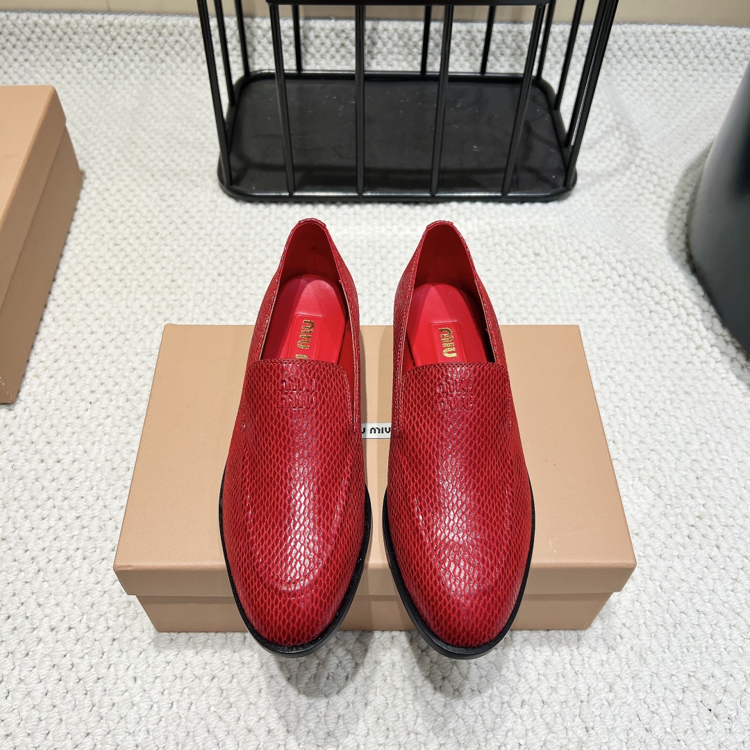 NO:402398,: 'Exclusive Top Version' MIUMIU Miao Miao's latest hit single shoe series in spring and summer... [Start-toed letter single shoe] MIUMIU autumn and winter catwalk internet celebrity same style 'Dreamless city' can be used on important occasions. It is a small and fresh style with a little noble feeling. It is perfectly worn with this shoe, elegant and generous, crystal clear. No matter the material of various accessories, it is exclusive and customized, and must be done at zero distance. The entire series is full of exciting and unexpected elements combinations. Different materials and texture fabrics have a strong artistic atmosphere, allowing you to appreciate the ever-changing style of miumiu girls... Upper: Custom imported sheepskin Inner: Custom imported sheepskin Foot pad: Custom imported sheepskin Outsole: Imported leather outsole Heel height: 2.5cm  Number of codes: 35-39 (40. Custom made no return or exchange) Packaging: original full set of packaging Color: official website synchronous update, loafers, miumiu, loafers, sheepskin, Leather soles19860909:《独家顶级版本》 MIUMIU缪缪2025vs春夏最新走秀爆款单鞋系列…… 【尖头字母单鞋】 MIUMIU秋冬T台走秀网红同款＂造梦不夜城＂,miumiu能在重要场合上用得上了,小清新风带点贵气的感觉,上脚非常完美穿搭配上此鞋,优雅大方,晶莹剔透,无论各种配件材质,都是独家一比一定制,必做到原版零距离,整个系列都充满了令人兴奋和意外的元素结合,不同的材质,肌理的面料的表现,具有极浓的艺术气息,让你领略miumiu女孩的百变风格…… 鞋面:定制进口羊皮 内里:定制进口羊皮 垫脚:定制进口羊皮 大底:进口真皮大底 跟高:2.5cm 码数:35-39（40.订做不退不换) 包装:原版全套包装 颜色:官网同步更新,乐福鞋,miumiu,loafers,sheepskin,Leather soles,Women's Shoes