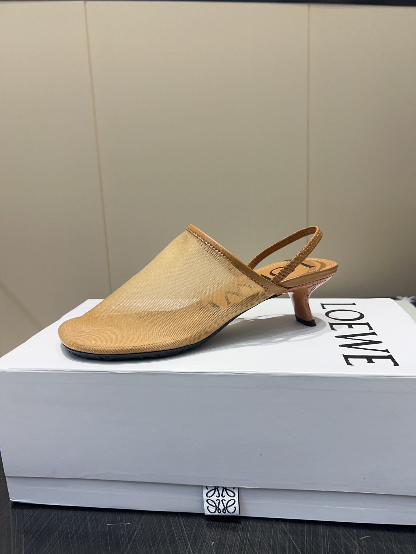 Italian Designer’s Cutting-Edge Heels: Monopoly Top Version Shoe Collection Review - 图片 3