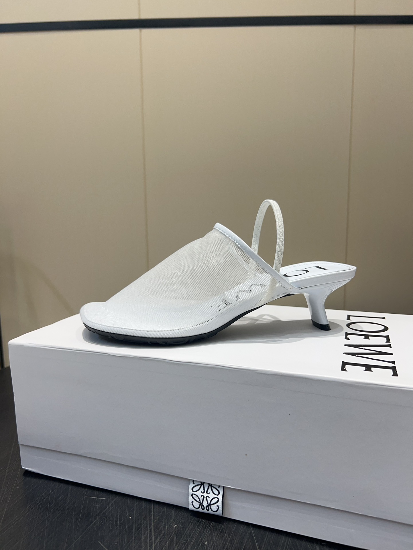 “Top Italian Designer’s Monopoly Shoe Collection: Innovative, Stylish, and Unique” - 图片 4