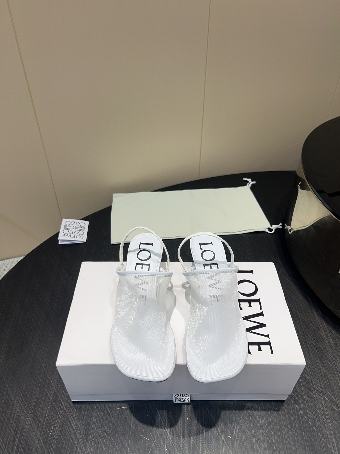 NO:407166,'Exclusive Top Version' LOEW* Luo* Yiwei 25vs Spring and Summer Latest Series... [Mesh Cat Heel Sandals] Top Italian designer, latest element heel design, good to see fairies cry, Valentine's Day limited model, shoe strap full of oily details design is very interesting, and at the front, the overall shoe shape is a classic simple thin strap style, serious collision with humor, very dramatic~ The ultimate interpretation of surrealism is full of surprisingly novel Camp aesthetics, wonderful and interesting. Customized fabric imported mesh, no inner lining, custom sheepskin, outsole original imported leather combination sole, heel 4.5cm, size 35-39 (40 customization, no return and exchange) Packaging original full set of packaging Color: official website synchronization 4 colors, high heel sandals, loewe, sandals, high  heels, sheepskin19860909《独家顶级版本》 LOEW*罗*意威25vs 春夏最新爆款系列…【网面猫跟凉鞋】 意大利顶级设计师,最新元素鞋跟设 计,好看到仙女落泪,情人节限定款,鞋 带全油边细节设计极具趣味性,同时前面 整体鞋型又是很经典的简约细带款,严肃 与幽默的碰撞,很有戏剧感～超现实主义 的极致演绎 饱含出奇新意的坎普美学 妙 趣横生. 面料定制进口网面 内里无内里 垫脚定制羊皮 大底原版进口真皮组合大底 鞋跟4.5cm 码数35-39（40定制不退换） 包装原版全套包装 颜色:官网同步 4色出,高跟鞋凉鞋,loewe,sandals,high heels,sheepskin,Women's Shoes