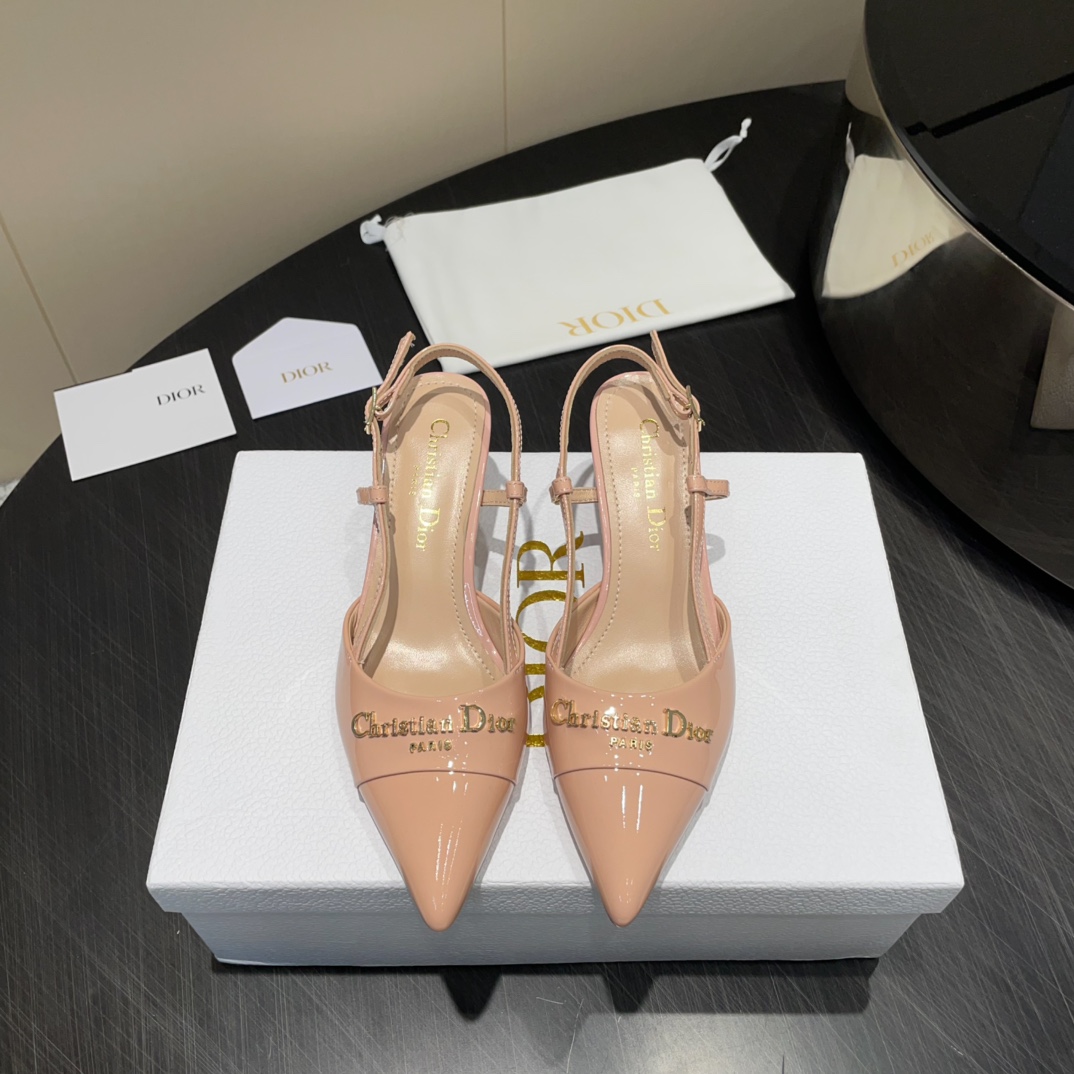 NO:407187,(Top version) Dior* Dior 2025vs new single shoe series... [Pointed-toe letter buckle single shoe] Original version purchased and developed!  Perfectly restore the last-shaped details of this shoe. Imported cow patent leather on the upper and delicate lambskin on the inner foot. Detailed details are taken to recognize the quality. The temperament of a little woman and a versatile style, and the stunning shoes at a glance... I love you, the imported genuine leather sole from Italy with a five-pointed star!  Original custom patent leather fabric, original custom sheepskin inner lining, original custom sheepskin foot pad original custom sheepskin outsole: original Italian leather outsole heel height 5cm size 35-39 (34.40.41 customization without return and exchange) Packaging original full set of packaging color official website synchronous update, high heels sandals, dior, dior, sandals, high heels, sheepskin, Leather soles19860909（顶级版本） Dior*迪奥 2025vs新款单鞋系列……【尖头字母扣单鞋】 原版购入开发 ！完美还原这款鞋的楦形细节 鞋面进口牛漆皮 内里垫脚细腻小羊皮,看细节实拍认品质,小小女人名媛气质百搭款,一眼惊艳的鞋子…. 爱了爱了,意大利进口真皮大底带五角星标！ 面料原版定制漆皮 内里原版定制羊皮 垫脚原版定制羊皮 大底: 原版意大利真皮大底 跟高5cm 码数35-39（34.40.41定制不退换） 包装原版全套包装 颜色官网同步更新,高跟鞋凉鞋,dior,dior,sandals,high heels,sheepskin,Leather soles,Women's Shoes