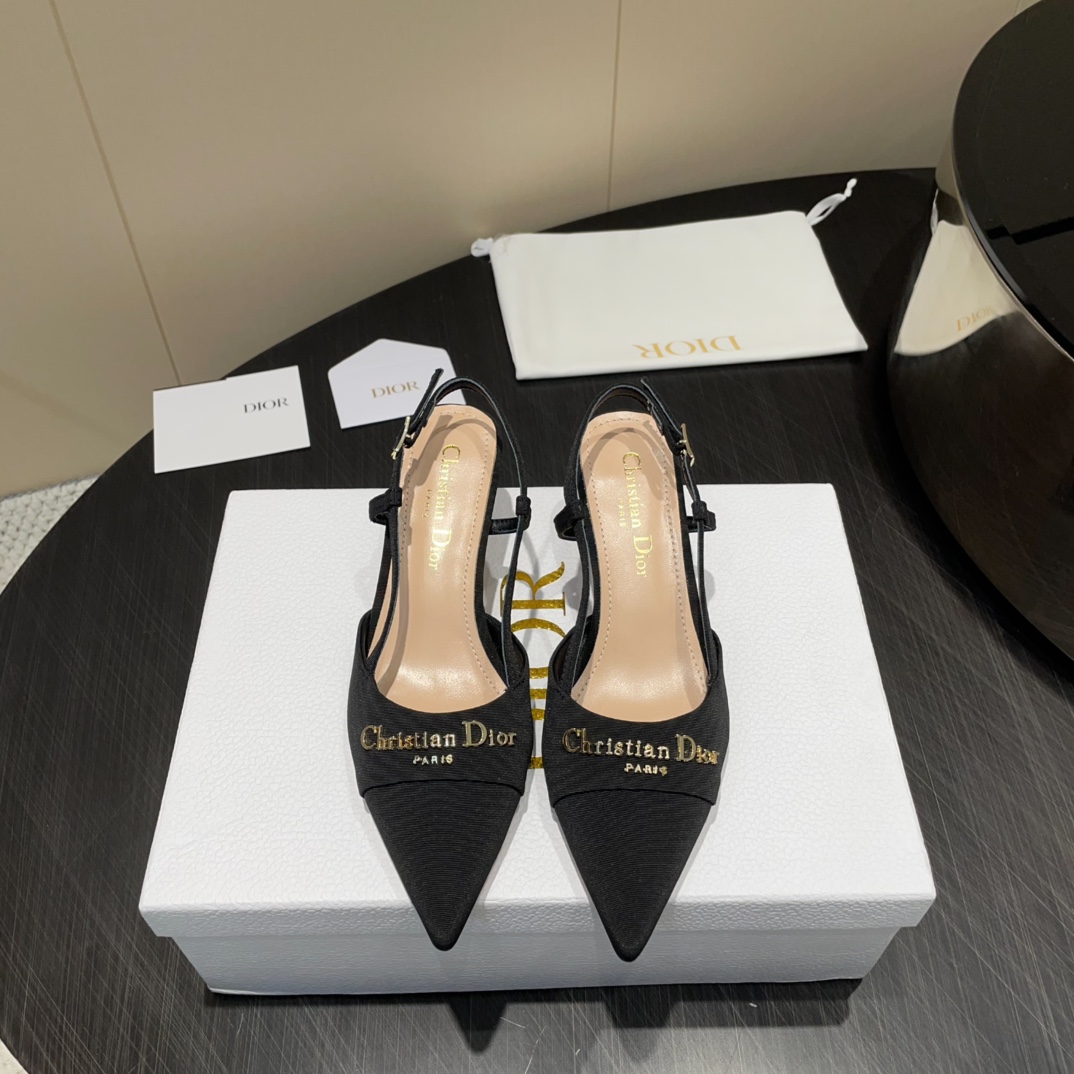 NO:407184,(Top version) Dior* Dior 2025vs new single shoe series... [Pointed-toe letter buckle single shoe] Original version purchased and developed!  Perfectly restore the last-shaped details of this shoe. Imported cow patent leather on the upper and delicate lambskin on the inner foot. Detailed details are taken to recognize the quality. The temperament of a little woman and a versatile style, and the stunning shoes at a glance... I love you, the imported genuine leather sole from Italy with a five-pointed star!  Original custom fabric, original custom sheepskin, foot pads, original custom sheepskin, outsole: original Italian leather outsole, heel height 5cm, size 35-39 (34.40.41 customization, no return or exchange) Packaging, full set of original packaging, color official website synchronous update, high heels, sandals, dior, dior, sandals, high heels, sheepskin, Leather soles19860909（顶级版本） Dior*迪奥 2025vs新款单鞋系列……【尖头字母扣单鞋】 原版购入开发 ！完美还原这款鞋的楦形细节 鞋面进口牛漆皮 内里垫脚细腻小羊皮,看细节实拍认品质,小小女人名媛气质百搭款,一眼惊艳的鞋子…. 爱了爱了,意大利进口真皮大底带五角星标！ 面料原版定制布料 内里原版定制羊皮 垫脚原版定制羊皮 大底: 原版意大利真皮大底 跟高5cm 码数35-39（34.40.41定制不退换） 包装原版全套包装 颜色官网同步更新,高跟鞋凉鞋,dior,dior,sandals,high heels,sheepskin,Leather soles,Women's Shoes