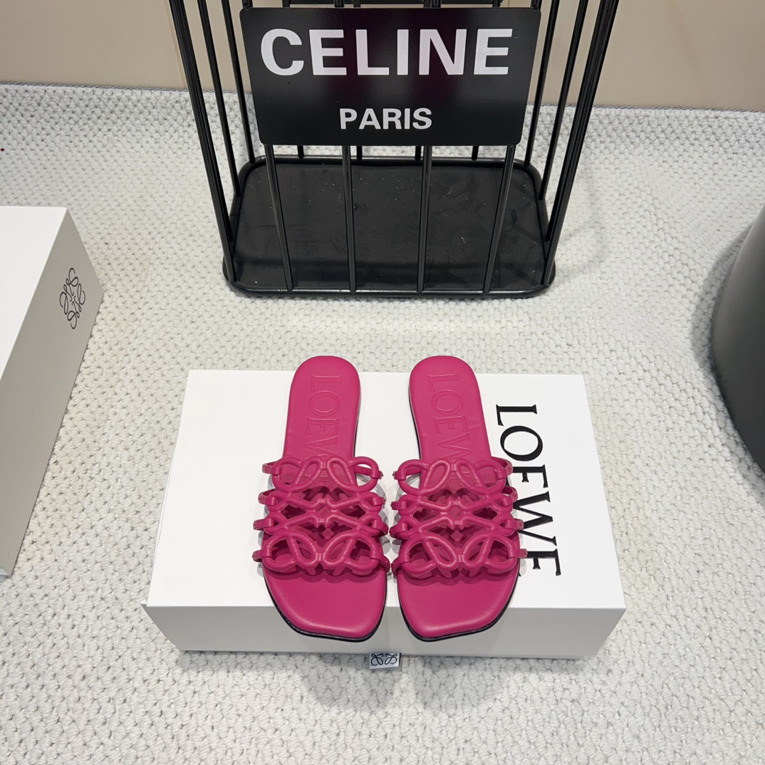 NO:407164,'Exclusive Top Version' LOEW* Luo* Yiwei 25vs Spring and Summer Latest Series... [Holved Flat Shoes] 25-year Italian top designer, latest element heel design, good to see fairies cry, Valentine's Day limited model, shoe belt full of oily edge details design is very interesting, and at the front, the overall shoe shape is a classic simple thin belt style, serious collision with humor, very dramatic~ The ultimate interpretation of surrealism is full of strange and innovative Camp aesthetics, wonderful and interesting. Customized fabric imported cowhide, custom silk sheepskin in the inner, custom silk sheepskin footbed custom silk sheepskin outsole original imported leather outsole heel flat sole size 35-39 (40.41.42 customization without return) Packaging original full set of packaging Color: Synchronized on the official website  Update, slippers, loewe, slippers, cowhide, sheepskin, Leather soles19860909《独家顶级版本》 LOEW*罗*意威25vs 春夏最新爆款系列…【镂空平底单鞋】 25年意大利顶级设计师,最新元素鞋跟设 计,好看到仙女落泪,情人节限定款,鞋 带全油边细节设计极具趣味性,同时前面 整体鞋型又是很经典的简约细带款,严肃 与幽默的碰撞,很有戏剧感～超现实主义 的极致演绎 饱含出奇新意的坎普美学 妙 趣横生. 面料定制进口牛皮 内里定制丝绸羊皮 垫脚定制丝绸羊皮 大底原版进口真皮大底 鞋跟平底 码数35-39（40.41.42定制不退换） 包装原版全套包装 颜色:官网同步 更新,拖鞋,loewe,slippers,cowhide,sheepskin,Leather soles,Women's Shoes