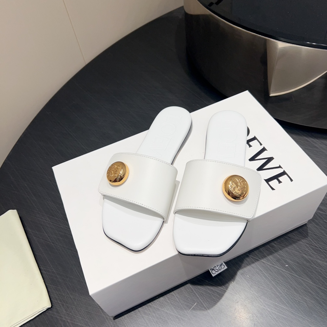 Top Italian Designer’s Unique Fairytale-Inspired Sandals with Custom Details - 图片 7