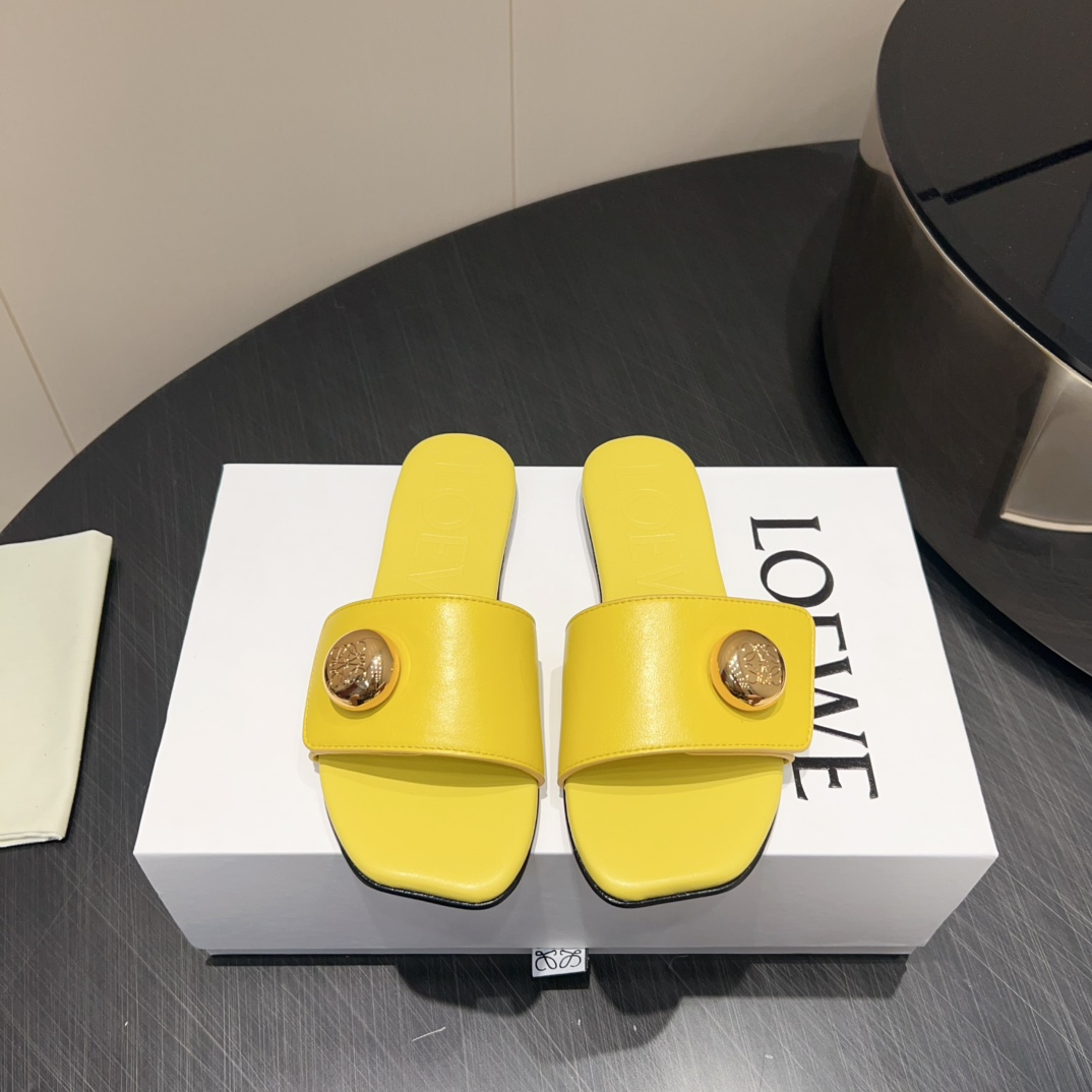 NO:407207,(Top version) LOEW* Luo* Yiwei 25vs Spring and Summer latest hit series... [Round buckle flat sandals] 25 years of Italian top designer, latest element heel design, good to see fairies cry, Valentine's Day limited model, shoe belt full of oily edge details design is very interesting, and at the front, the overall shoe shape is a classic simple thin belt style, serious collision with humor, very dramatic~ The ultimate interpretation of surrealism is full of surprisingly novel Camp aesthetics, wonderful and interesting. Customized fabric imported cowhide, custom silk sheepskin in the inner, custom silk sheepskin footbed custom silk sheepskin outsole original imported leather outsole heel flat size 35-39 (40.41.42 customization without return) Packaging original full set of packaging Color: Synchronized on the official website  Update, slippers, loewe, sandals, slippers, cowhide, sheepskin, Leather soles19860909（顶级版本） LOEW*罗*意威25vs 春夏最新爆款系列…【圆扣平底凉鞋】 25年意大利顶级设计师,最新元素鞋跟设 计,好看到仙女落泪,情人节限定款,鞋 带全油边细节设计极具趣味性,同时前面 整体鞋型又是很经典的简约细带款,严肃 与幽默的碰撞,很有戏剧感～超现实主义 的极致演绎 饱含出奇新意的坎普美学 妙 趣横生. 面料定制进口牛皮 内里定制丝绸羊皮 垫脚定制丝绸羊皮 大底原版进口真皮大底 鞋跟平底 码数35-39（40.41.42定制不退换） 包装原版全套包装 颜色:官网同步 更新,拖鞋,loewe,sandals,slippers,cowhide,sheepskin,Leather soles,Women's Shoes