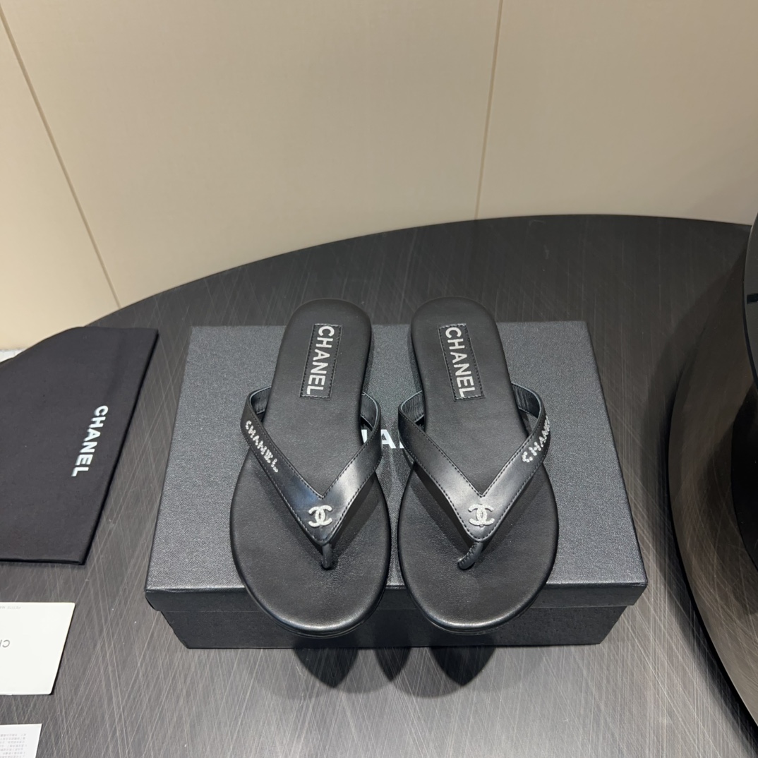 NO:407179,'Exclusive Top Version' CHANEL Xiangjia 25vs Spring and Summer New Fashion Sandal Series... [Round Letter Button Sandals] Chanel is a very comprehensive and noble fashion lifestyle brand. The same style as Hong Kong, the United States and other major fashion bloggers and celebrities is simply beautiful. Falling in love with elegance and playful futuristic feeling, you can just take a look and want to have it immediately, but a pair of exquisite high heels can be thought of. This series is specially designed for extraordinary and indifferent ladies, creating a unique overall effect. CHANEL designed products that inspire women to move forward to show their charm... Fabric original custom sheepskin letter diamond buckle Inner original custom sheepskin foot pad original custom sheepskin Outsole Italian leather outsole Heel high flat sole Size 35-39 (40.41 customization without return) Packaging original full set of packaging  Color official website synchronous update, split-toe shoes, chanel, chanel, chanel, sandals, high heels, sheepskin, Leather soles19860909《独家顶级版本》 CHANEL香家25vs春夏新款时装凉鞋系列……【圆头字母扣凉拖】 香奈儿是一个非常全面之尊贵时尚生活品牌,香港,美国,等大时尚博主及明星的同款,简直是美上天了,爱上优雅、爱上俏皮的未来感,光看一眼便想马上拥有,但一双精致的高跟鞋确是可以想想滴,该系列专为超凡绝伦、无所谓的女士而设计,从而打造出别致的整体效果,CHANEL 设计出激发女性一往无前的产品彰显魅力…… 面料原版定制羊皮字母钻扣 内里原版定制羊皮 垫脚原版定制羊皮 大底意大利真皮大底 跟高 平底 码数 35-39(40.41定制不退换) 包装原版全套包装 颜色官网同步更新,分趾鞋,chanel,chanel,chanel,sandals,high heels,sheepskin,Leather soles,Women's Shoes