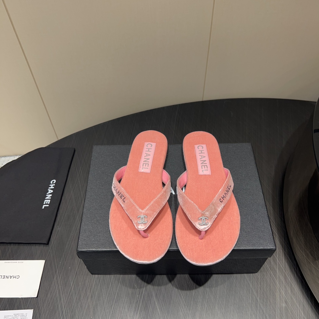 NO:407158,'Exclusive Top Version' CHANEL Xiangjia 25vs Spring and Summer New Fashion Sandal Series... [Round Letter Button Sandals] Chanel is a very comprehensive and noble fashion lifestyle brand. The same style as Hong Kong, the United States and other major fashion bloggers and celebrities is simply beautiful. Falling in love with elegance and playful futuristic feeling, you can just take a look and want to have it immediately, but a pair of exquisite high heels can be thought of. This series is specially designed for extraordinary and indifferent ladies, creating a unique overall effect. CHANEL designed products that inspire women to move forward to show their charm... Fabric original custom velvet cloth letter diamond buckle Inner original custom sheepskin footbed original custom sheepskin Outsole Italian leather outsole Heel high flat sole Size 35-39 (40.41 customization without return) Packaging original full set of packaging  Color official website synchronous update, split-toe shoes, chanel, chanel, chanel, sandals, high heels, sheepskin, Leather soles19860909《独家顶级版本》 CHANEL香家25vs春夏新款时装凉鞋系列……【圆头字母扣凉拖】 香奈儿是一个非常全面之尊贵时尚生活品牌,香港,美国,等大时尚博主及明星的同款,简直是美上天了,爱上优雅、爱上俏皮的未来感,光看一眼便想马上拥有,但一双精致的高跟鞋确是可以想想滴,该系列专为超凡绝伦、无所谓的女士而设计,从而打造出别致的整体效果,CHANEL 设计出激发女性一往无前的产品彰显魅力…… 面料原版定制绒布字母钻扣 内里原版定制羊皮 垫脚原版定制羊皮 大底意大利真皮大底 跟高 平底 码数 35-39(40.41定制不退换) 包装原版全套包装 颜色官网同步更新,分趾鞋,chanel,chanel,chanel,sandals,high heels,sheepskin,Leather soles,Women's Shoes