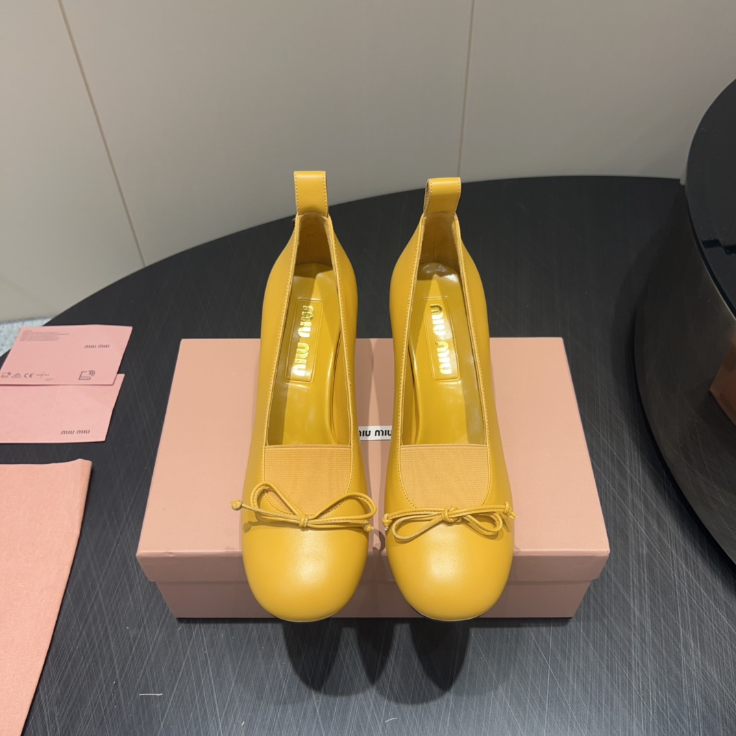 NO:409616,: 'Exclusive Top Version' MIUMIU Miao Miao's latest hit single shoe series in 2025 vs spring and summer... [Round head bow high heel single shoe] MIUMIU autumn and winter catwalk internet celebrity same style 'Dream never sleeping city', miumiu can be used on important occasions, a small and fresh style with a little noble feeling, and the foot is perfectly worn with this shoe, elegant and generous, crystal clear, no matter the material of various accessories, it is exclusive and customized, and must be done at zero distance of the original version. The entire series is full of exciting and unexpected elements combinations, different materials and texture fabrics, with a strong artistic atmosphere, allowing you to appreciate the ever-changing style of miumiu girls... Upper: Custom imported sheepskin Inner: Custom imported sheepskin Foot pad: Custom imported sheepskin Outsole: Imported leather outsole Heel height: 7.5cm  Number of sizes: 35-39 (40. Custom made no return or exchange) Packaging: original full set of packaging Color: official website synchronous update, high heels, single shoes, miumiu, high heels, sheepskin, Leather soles19860909:《独家顶级版本》 MIUMIU缪缪2025vs春夏最新走秀爆款单鞋系列…… 【圆头蝴蝶结高跟单鞋】 MIUMIU秋冬T台走秀网红同款＂造梦不夜城＂,miumiu能在重要场合上用得上了,小清新风带点贵气的感觉,上脚非常完美穿搭配上此鞋,优雅大方,晶莹剔透,无论各种配件材质,都是独家一比一定制,必做到原版零距离,整个系列都充满了令人兴奋和意外的元素结合,不同的材质,肌理的面料的表现,具有极浓的艺术气息,让你领略miumiu女孩的百变风格…… 鞋面:定制进口羊皮 内里:定制进口羊皮 垫脚:定制进口羊皮 大底:进口真皮大底 跟高:7.5cm 码数:35-39（40.订做不退不换) 包装:原版全套包装 颜色:官网同步更新,高跟鞋单鞋,miumiu,high heels,sheepskin,Leather soles,Women's Shoes