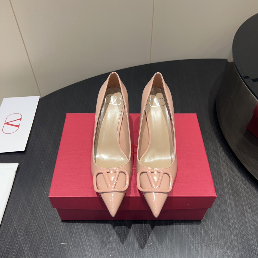 NO:422700,: 'Exclusive Top Version' VALENTIN*O Valentin*O 25vs Spring and Summer Counter Latest Fashion Single Shoes Series... [Point-toe Button Single Shoes] VALENTIN*O Lady loves simple and irresistible styles, and the combination shows a unique dressing style, free mixing and matching is shining in place and keeps up with the pace of European and American style fashion!  !  !  The top-level craftsmanship is perfectly presented, and the counter can be compared regardless of any detail. The best top-level goods can enter and exit the counter at will!  !  Fabric: Original custom patent leather Inner: Original custom sheepskin Fleece: Original custom sheepskin Outsole: Imported leather outsole Heel height: 5.5cm Size: 35-39 (34.40.41.42. Customized without return) Packaging: Original full package Color: Synchronous update of the official website, high heels, valentino, valentino, high heels, sheepskin, Leather soles19860909:《独家顶级版本》 VALENTIN*O华伦*天奴25vs春夏专柜最新时装单鞋系列……【尖头标扣单鞋】 华伦天奴女士钟爱简约又难以抗拒系,搭配展现与众不同的穿搭风格、自由混搭闪耀到位跟紧欧美风时尚步伐！！！ 顶级工艺质感完美呈现,无论任何细节均可对比专柜,最好级别的顶级货,随意进出专柜！！ 面料:原版定制漆皮 内里:原版定制羊皮 垫脚:原版定制羊皮 大底:进口真皮大底 跟高:5.5cm 码数:35-39（34.40.41.42.定制不退换） 包装:原版全套包装 颜色:官网同步更新,高跟鞋单鞋,valentino,valentino,high heels,sheepskin,Leather soles,Women's Shoes