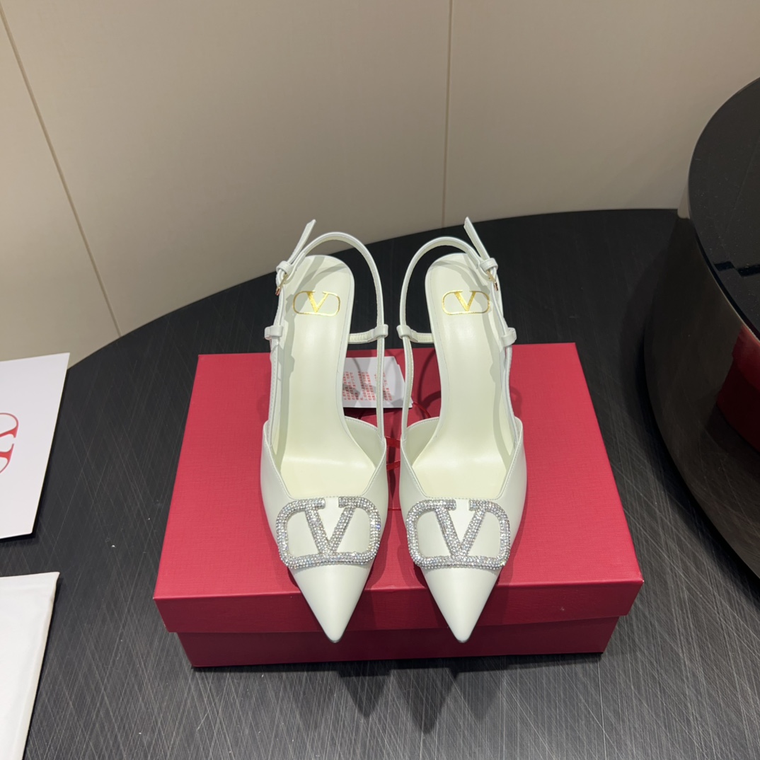 NO:422678,: Diamond buckle 'Exclusive Top Version' VALENTIN*O Valentin*O 25vs Spring and Summer Counter Latest Fashion Shoe Series... [Pointed-toe Diamond buckle short shoes] Valentin3 loves simple and irresistible styles, and the matching shows unique styles of dressing, free mixing and matching is shining in place and keeps up with the pace of European and American style fashion!  !  !  The top-level craftsmanship is perfectly presented, and the counter can be compared regardless of any detail. The best top-level goods can enter and exit the counter at will!  !  Fabric: Original custom patent leather diamond buckle Inner: Original custom sheepskin Fleece: Original custom sheepskin Outsole: Imported leather outsole Heel height: 8.5cm Size: 35-39 (34.40.41.42. Customized without return) Packaging: Original full set of packaging Color: Synchronous update of the official website, high heels, valentino, valentino, sandals, high heels, sheepskin, Leather soles19860909:钻扣《独家顶级版本》 VALENTIN*O华伦*天奴25vs春夏专柜最新时装单鞋系列……【尖头钻扣后空单鞋】 华伦天奴女士钟爱简约又难以抗拒系,搭配展现与众不同的穿搭风格、自由混搭闪耀到位跟紧欧美风时尚步伐！！！ 顶级工艺质感完美呈现,无论任何细节均可对比专柜,最好级别的顶级货,随意进出专柜！！ 面料:原版定制漆皮钻扣 内里:原版定制羊皮 垫脚:原版定制羊皮 大底:进口真皮大底 跟高:8.5cm 码数:35-39（34.40.41.42.定制不退换） 包装:原版全套包装 颜色:官网同步更新,高跟鞋凉鞋,valentino,valentino,sandals,high heels,sheepskin,Leather soles,Women's Shoes