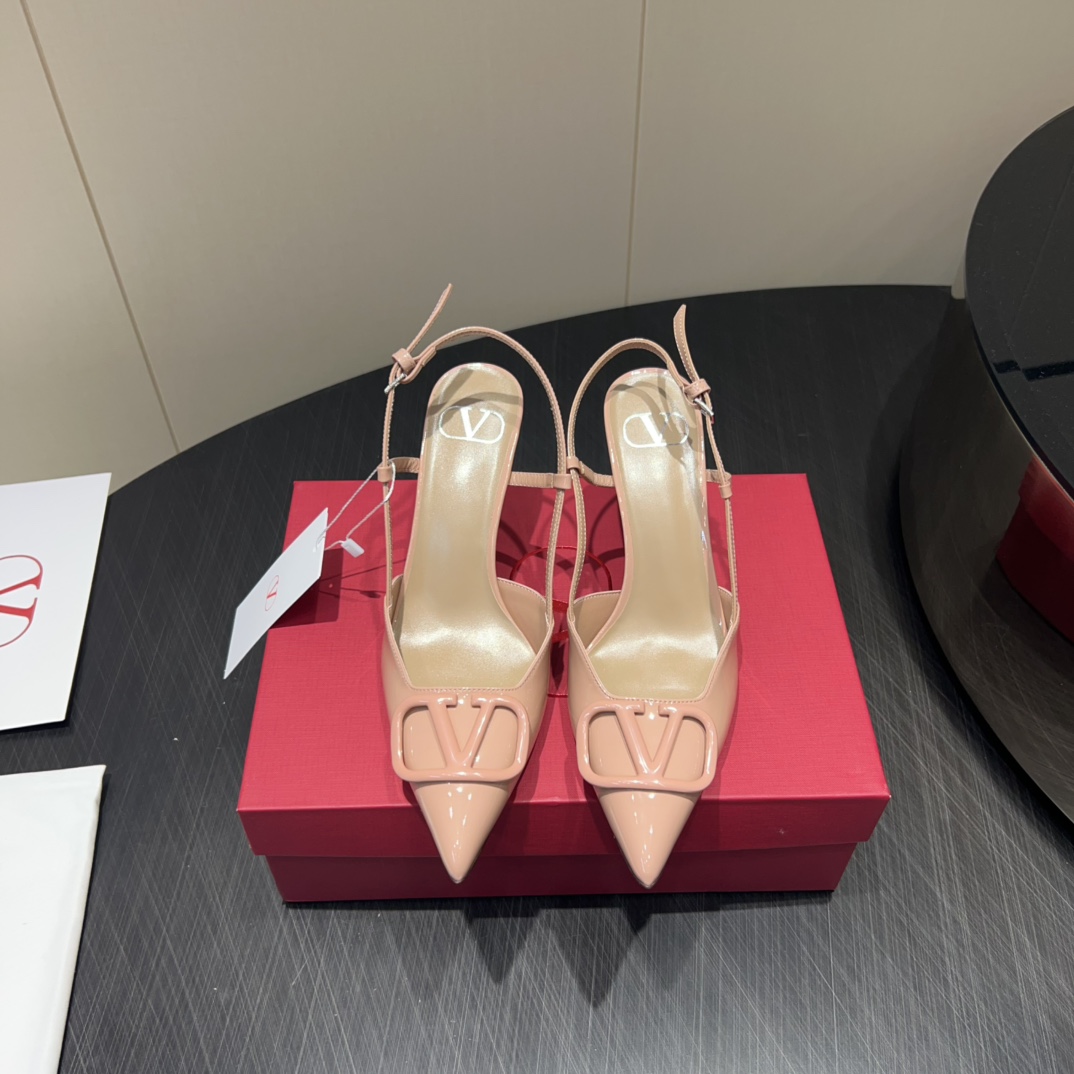 NO:422689,: 'Exclusive Top Version' VALENTIN*O Valentin*O 25vs Spring and Summer Counter Latest Fashion Single Shoes Series... [Point-toe buckle short single shoes] VALENTIN*O Lady loves simple and irresistible styles, and the combination shows a unique dressing style, free mixing and matching is shining in place and keeps up with the pace of European and American style fashion!  !  !  The top-level craftsmanship is perfectly presented, and the counter can be compared regardless of any detail. The best top-level goods can enter and exit the counter at will!  !  Fabric: Original custom patent leather Inner: Original custom sheepskin Fleece: Original custom sheepskin Outsole: Imported leather outsole Heel height: 8.5cm Size: 35-39 (34.40.41.42. Customized without return) Packaging: Original full package Color: Synchronous update of the official website, high heels, valentino, valentino, sandals, high heels, sheepskin, Leather soles19860909:《独家顶级版本》 VALENTIN*O华伦*天奴25vs春夏专柜最新时装单鞋系列……【尖头标扣后空单鞋】 华伦天奴女士钟爱简约又难以抗拒系,搭配展现与众不同的穿搭风格、自由混搭闪耀到位跟紧欧美风时尚步伐！！！ 顶级工艺质感完美呈现,无论任何细节均可对比专柜,最好级别的顶级货,随意进出专柜！！ 面料:原版定制漆皮 内里:原版定制羊皮 垫脚:原版定制羊皮 大底:进口真皮大底 跟高:8.5cm 码数:35-39（34.40.41.42.定制不退换） 包装:原版全套包装 颜色:官网同步更新,高跟鞋凉鞋,valentino,valentino,sandals,high heels,sheepskin,Leather soles,Women's Shoes