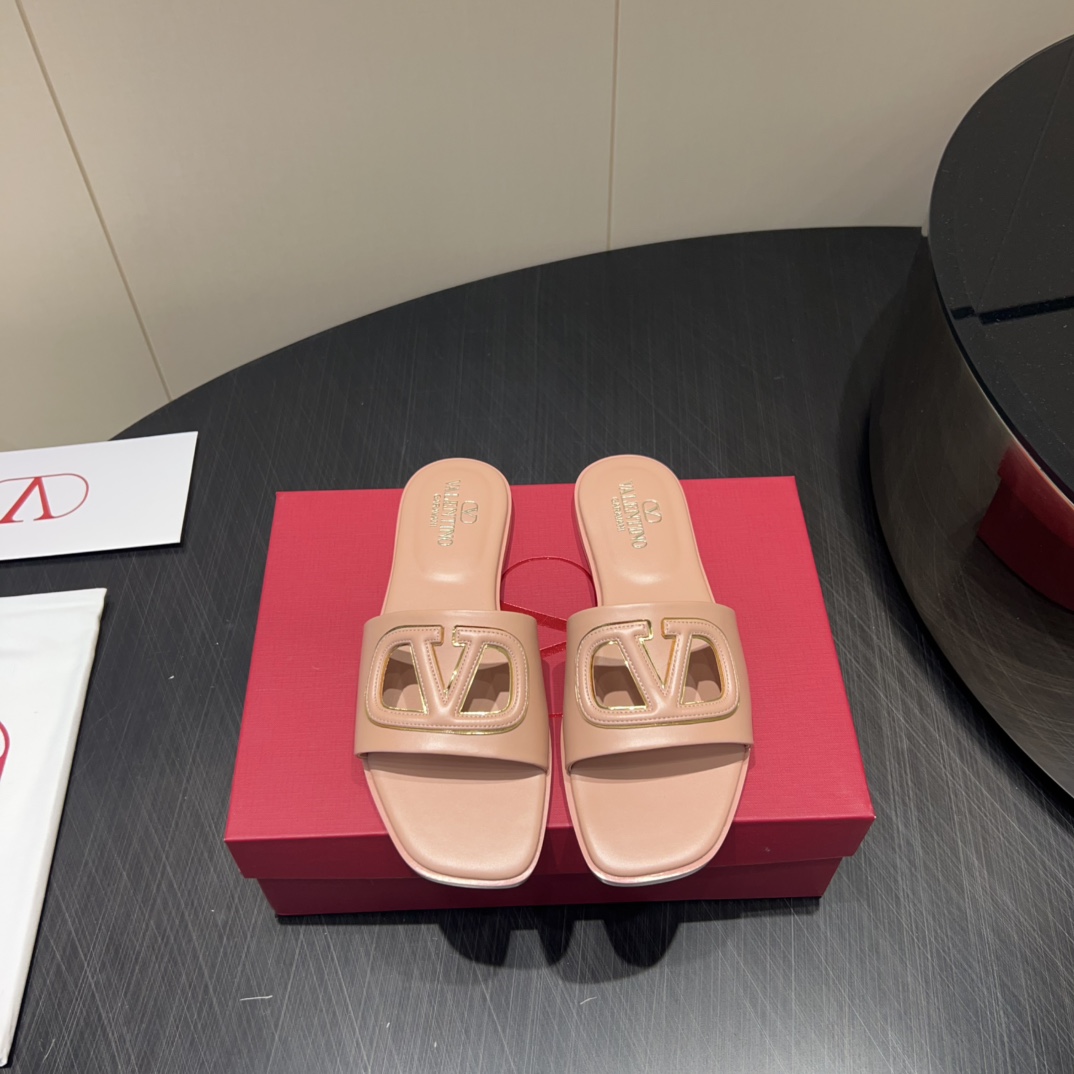 NO:422768,: 'Exclusive Top Version' VALENTIN*O Valentin*O 25vs Spring Counter Latest Fashion Sandal Series... [Square-head hollow letter sandals] Ms. Valentinnu loves simple and irresistible styles, and the combination shows a unique dressing style, free mixing and matching is shining in place to keep pace with European and American style fashion!  !  !  The top-level craftsmanship is perfectly presented, and the counter can be compared regardless of any detail. The best top-level goods can enter and exit the counter at will!  !  Fabric: Original custom cowhide Inner: Original custom sheepskin Fleece: Original custom sheepskin Outsole: Imported leather outsole Heel height: Flat sole Size: 35-39 (34.40.41.42. Customized without return) Packaging: Original full package Color: Simultaneous update of official website, slippers, valentino, valentino, sandals, slippers, cowhide, sheepskin, Leather soles19860909:《独家顶级版本》 VALENTIN*O华伦*天奴25vs春季专柜最新时装凉鞋系列……【方头镂空字母凉拖】 华伦天奴女士钟爱简约又难以抗拒系,搭配展现与众不同的穿搭风格、自由混搭闪耀到位跟紧欧美风时尚步伐！！！ 顶级工艺质感完美呈现,无论任何细节均可对比专柜,最好级别的顶级货,随意进出专柜！！ 面料:原版定制牛皮 内里:原版定制羊皮 垫脚:原版定制羊皮 大底:进口真皮大底 跟高:平底 码数:35-39（34.40.41.42.定制不退换） 包装:原版全套包装 颜色:官网同步更新,拖鞋,valentino,valentino,sandals,slippers,cowhide,sheepskin,Leather soles,Women's Shoes