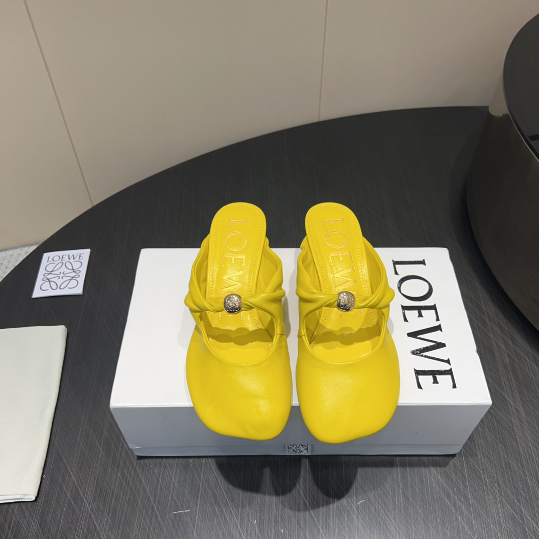 NO:422760,: 'Exclusive Top Version' L*OEWE Luo* Yiwei 25vs Autumn latest king-explosive single shoe series... [Square and round head wrinkled round button single shoe] Yang Mi's simple square and round head wrinkled craft single shoe without any complicated decoration, pure and minimalist, comfortable and retro literary temperament, worth buying. No matter how fashion changes, loafers have always been one of our must-haves. The simple and scheming shoe design is very suitable for daily outfits with a British tone!  Fabric: Original custom sheepskin wrinkle technology Inner: Original custom sheepskin foot pad: Original custom cowhide outsole Outsole: Original mold-opening anti-slip sole Size: 35-39 (34.40.41.42.43 customized) Packaging: Original full set of packaging Color: Synchronous update of official website, single shoes, loafers, cowhide, sheepskin19860909:《独家顶级版本》 L*OEWE罗*意威25vs秋季最新王炸爆款单鞋系列……【方圆头折皱圆扣单鞋】 杨幂同款简约方圆头折皱工艺单鞋 没有任何繁杂装饰,纯粹极简,舒服又不失复古文艺气质,值得入手 无论时尚怎么变,乐福鞋一直是咱们的必入款之一 简约而又有心机的鞋款设计,非常适合日常穿搭有点英伦风的调性！ 面料:原版定制羊皮折皱工艺 内里:原版定制羊皮 垫脚:原版定制牛皮 大底:原版开模防滑大底 码数:35-39（34.40.41.42.43定制） 包装:原版全套包装 颜色:官网同步更新,单鞋,loafers,cowhide,sheepskin,Women's Shoes