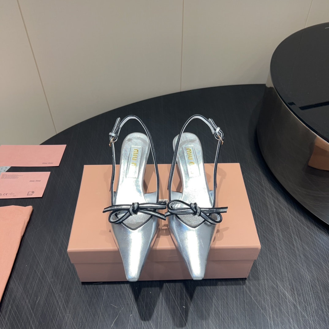 NO:422751,: 'Exclusive Top Version' MIUMIU Miao Miao's latest hit single shoe series in spring and summer... [Bow-back air heel single shoe] MIUMIU autumn and winter catwalk online celebrity same style 'Dream-making city never sleeping', miumiu can be used on important occasions, a small and fresh style with a little noble feeling, and the foot is perfectly worn with this shoe, elegant and generous, crystal clear, no matter the material of various accessories, it is exclusive and customized, and must be done at zero distance of the original version. The entire series is full of exciting and unexpected elements combinations, different materials and texture fabrics, with a strong artistic atmosphere, allowing you to appreciate the ever-changing style of miumiu girls... Upper: Custom imported cowhide Inner: Custom imported sheepskin Foot pad: Custom imported sheepskin Outsole: Imported leather outsole Heel height: 5.5cm  Number of sizes: 35-39 (40. Custom made no return or exchange) Packaging: original full set of packaging Color: official website synchronous update, high heels, miumiu, sandals, high heels, cowhide, sheepskin, Leather soles19860909:《独家顶级版本》 MIUMIU缪缪2025vs春夏最新走秀爆款单鞋系列…… 【蝴蝶结后空中跟单鞋】 MIUMIU秋冬T台走秀网红同款＂造梦不夜城＂,miumiu能在重要场合上用得上了,小清新风带点贵气的感觉,上脚非常完美穿搭配上此鞋,优雅大方,晶莹剔透,无论各种配件材质,都是独家一比一定制,必做到原版零距离,整个系列都充满了令人兴奋和意外的元素结合,不同的材质,肌理的面料的表现,具有极浓的艺术气息,让你领略miumiu女孩的百变风格…… 鞋面:定制进口牛皮 内里:定制进口羊皮 垫脚:定制进口羊皮 大底:进口真皮大底 跟高:5.5cm 码数:35-39（40.订做不退不换) 包装:原版全套包装 颜色:官网同步更新,高跟鞋凉鞋,miumiu,sandals,high heels,cowhide,sheepskin,Leather soles,Women's Shoes