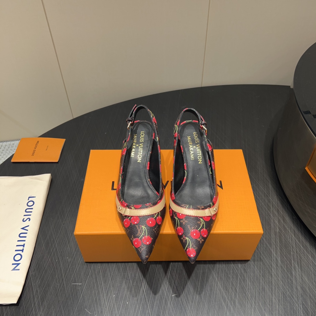 NO:441357,(Top version) LV Donkey Brand 2025 vs. Spring and Summer Paris Purchase Latest Shoes Series... [Pointed Cherry Heel Short Shoes] French Purchase New Donkey Brand, Spring and Summer First Choice The latest French model is sold out, the original mold opening metal buckle details cannot be ignored. The texture of the first layer of cowhide leather is three-dimensional to show the temperament of the Bazaar. The high-quality leather is softer and breathable, invincible and slim legs. When worn, it immediately raises the length of the legs~ deep and sharp insight! Volume, heartfelt. Craftsmanship customization, meticulous craftsmanship - also covered in the brand's iconic - - MATERIAL Material - Fabric: Original custom presbyterian material Inner: Custom imported sheepskin foot pad: Custom imported sheepskin Outsole: Italian imported genuine leather outsole Heel height: 5.5cm Packaging: Original full set packaging  Size: 35-39 (40.41 customization without return and exchange) Color: Synchronous update of official website, high heels, sandals, louis vuitton, sandals, high heels, cowhide, sheepskin, Leather soles19860909（顶级版本） LV驴牌2025vs春夏巴黎代购最新爆款单鞋系列……【尖头樱桃跟后空单鞋】 法国代购新款驴牌 春夏首选 最新款法国卖爆了, 原版开模金属扣细节不可忽视 头层牛皮质感立体穿出时尚芭莎的气质 优质皮里更加柔软透气,无敌瘦腿,穿上立马拉升腿的长度～涵深刻,洞察犀利! 走量,走心.匠心定制,精雕细琢 —也覆盖在品牌的标志性— - MATERIAL 材质 - 面料:原版定制老花料 内里:定制进口羊皮 垫脚:定制进口羊皮 大底: 意大利进口真皮大底 跟高:5.5cm 包装:原版全套包装 码数:35-39（40.41定制不退换） 颜色:官网同步更新,高跟鞋凉鞋,louis vuitton,sandals,high heels,cowhide,sheepskin,Leather soles,Women's Shoes