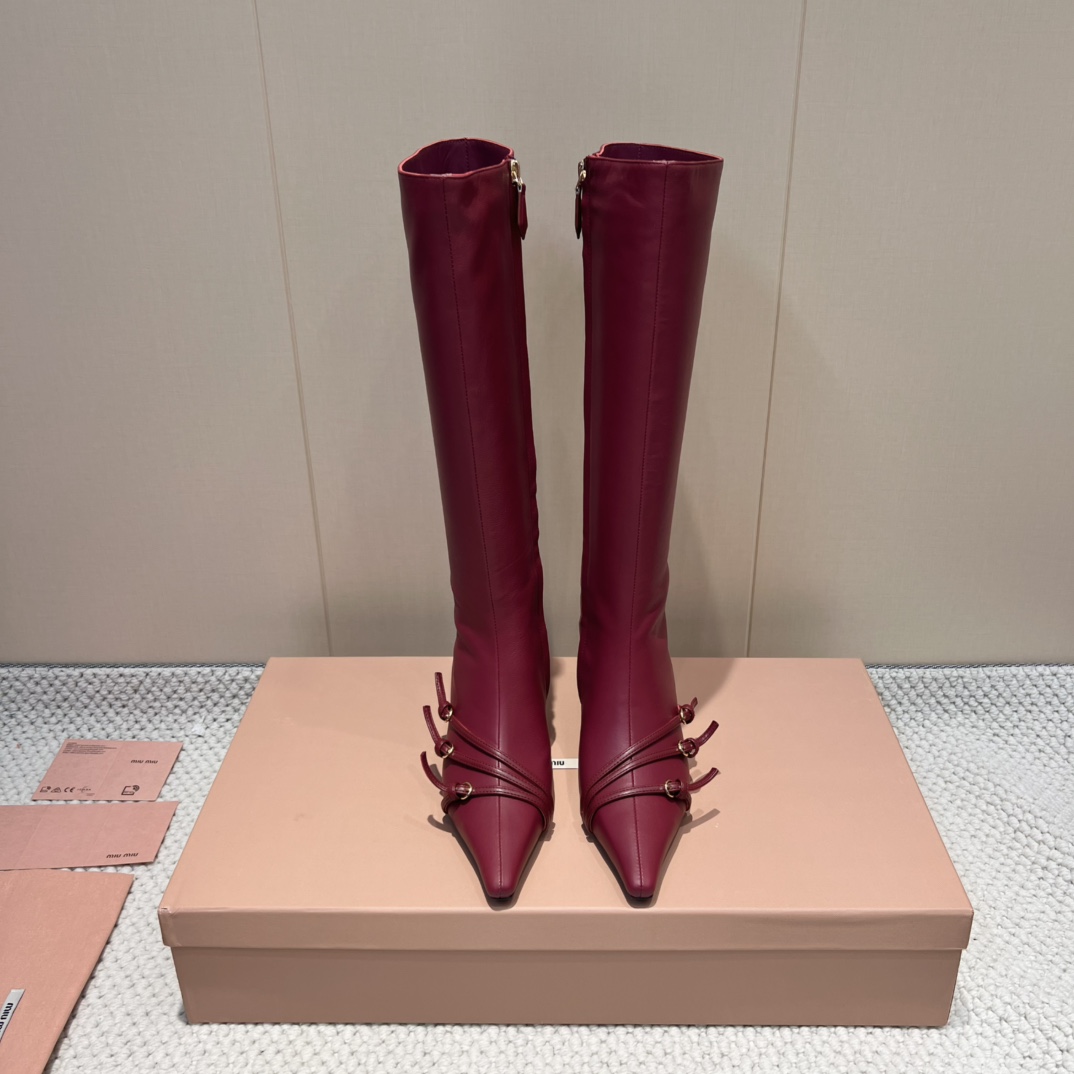 NO:441370,: 'Exclusive Top Version' MIUMIU Miu Miu 2025 vs Early Autumn latest catwalk series... [Sharp-toe buckle high heel high boots] Top version of Miumi autumn and winter limited catwalk boots!  The most worth buying boots this year, no one!  Yi Mengling has many internet celebrities with the same style. Miumi is really cool and spicy this autumn and winter. The limited edition of autumn and winter is very difficult to buy in the counter. It looks very hard and is actually very soft and easy to wear!  Excellent feet feel!  The boots are wide and can be worn with thick legs and thin legs, and they can be loose and look straight!  !  Full of punk style!  Upper: Original custom cowhide/paper leather/wrinkled patent leather Inner: Original custom sheepskin Foot pad: Original custom sheepskin Outsole: Original Italian genuine leather outsole Heel height: 5.5cm Size: 35-39 (40. Custom made no return or exchange) Packaging: Original full package Color: Synchronous update of the official website, boots, miumiu, boots, cowhide, sheepskin, Leather soles19860909:《独家顶级版本》 MIUMIU缪缪2025vs早秋最新走秀爆款系列…… 【尖头扣带高跟高靴】 顶级版本Miumi秋冬限量走秀款长筒靴！ 今年最值得入手的靴子 没有之一！易梦玲同款超多网红明星上脚 miumi今年秋冬确实泰酷辣 秋冬限定款 专柜非常难买 看着很硬的样子 其实非常软巨好穿！脚感超赞！ 靴筒宽大 不管腿粗腿细 都能穿出宽松感而且非常显腿直！！朋克风十足！ 鞋面:原版定制牛皮/漆皮/皱漆皮 内里:原版定制羊皮 垫脚:原版定制羊皮 大底:原版意大利真皮大底 跟高:5.5cm 码数:35-39（40.订做不退不换) 包装:原版全套包装 颜色:官网同步更新,靴子,miumiu,boots,cowhide,sheepskin,Leather soles,Women's Shoes