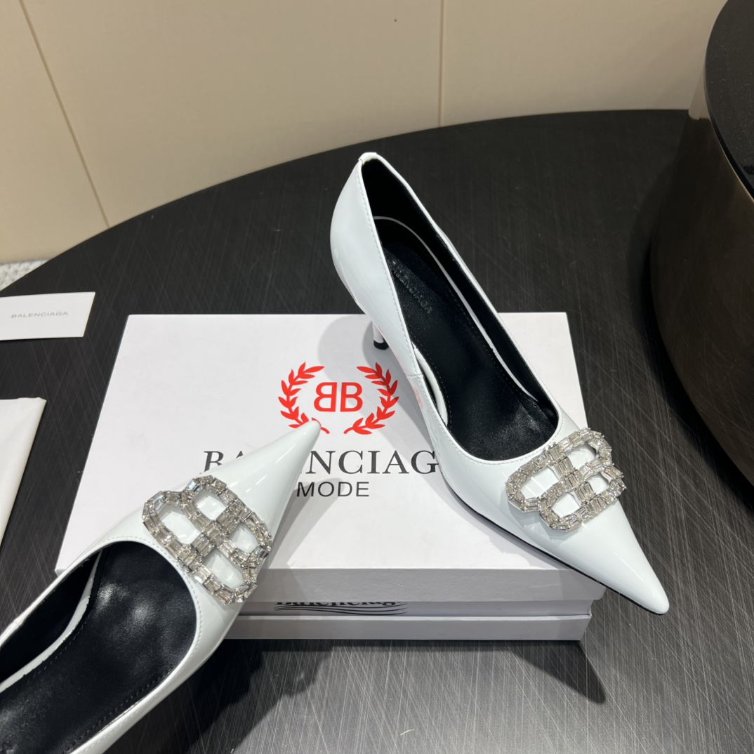 “Custom Italian Sheepskin Heels with B-Word Drill Detailing and 8cm Height – 2025 Collection” - 图片 3