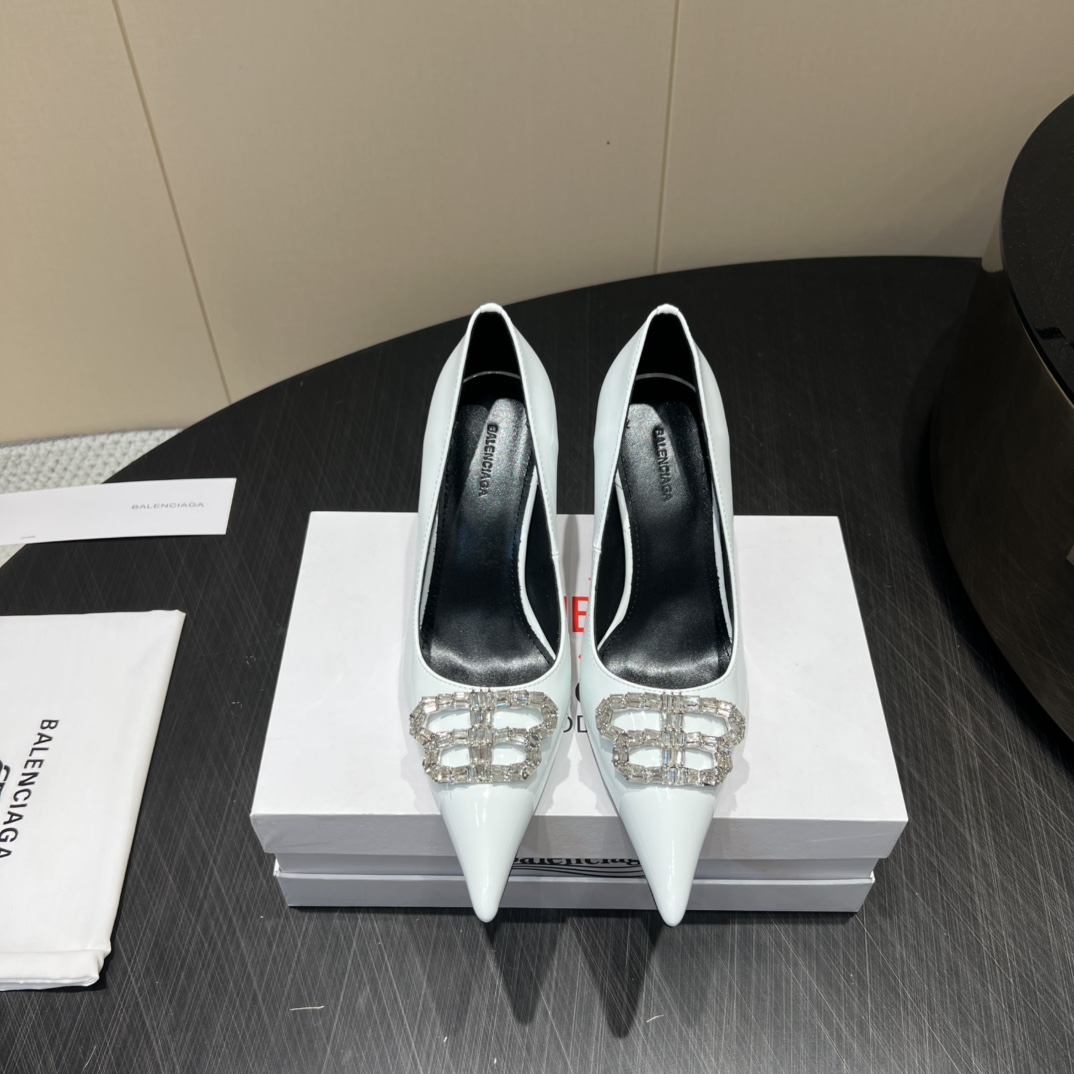 “Custom Italian Sheepskin Heels with B-Word Drill Detailing and 8cm Height – 2025 Collection” - 图片 5